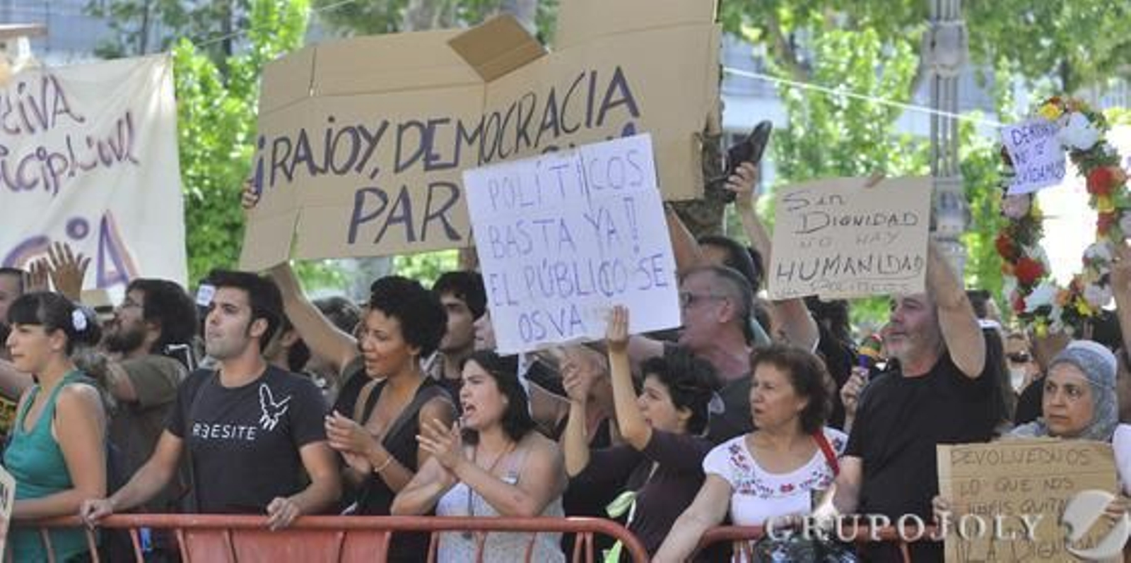 Concentración de los indignados en la Plaza Nueva.

Foto: Manuel Gómez