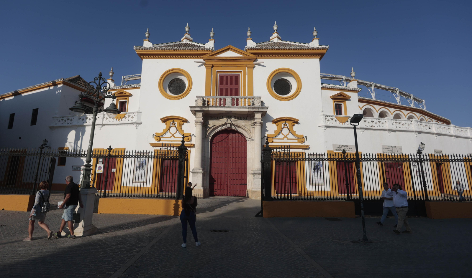 Fachada principal de la plaza de toros de la Maestranza