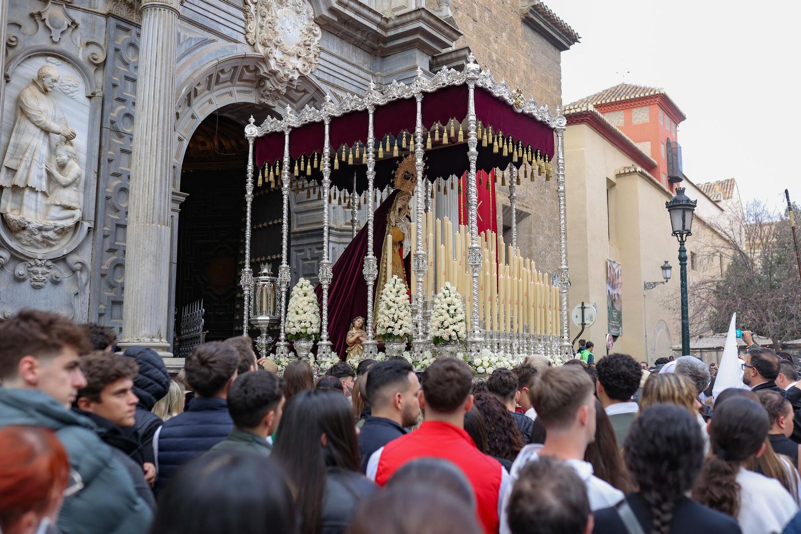 Así vivió Granada la salida de la Hermandad de los Estudiantes 2025