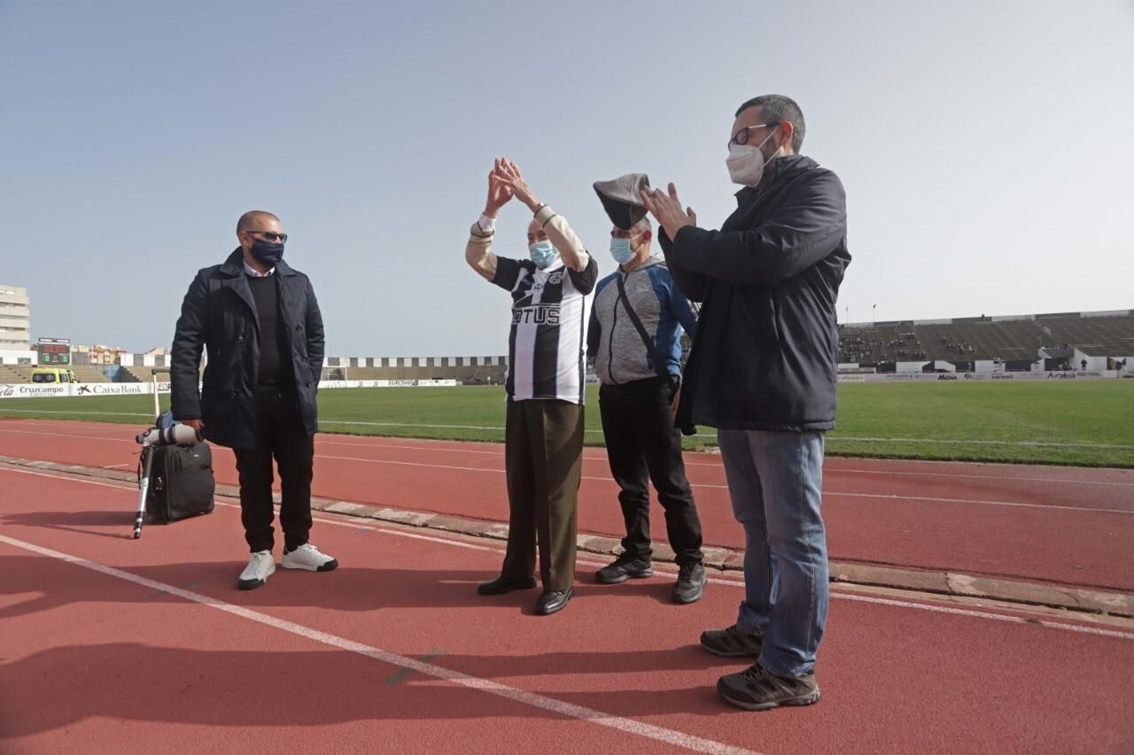 Juan Chica, enfundado en la camisola de la Balona, responde a los aplausos del público