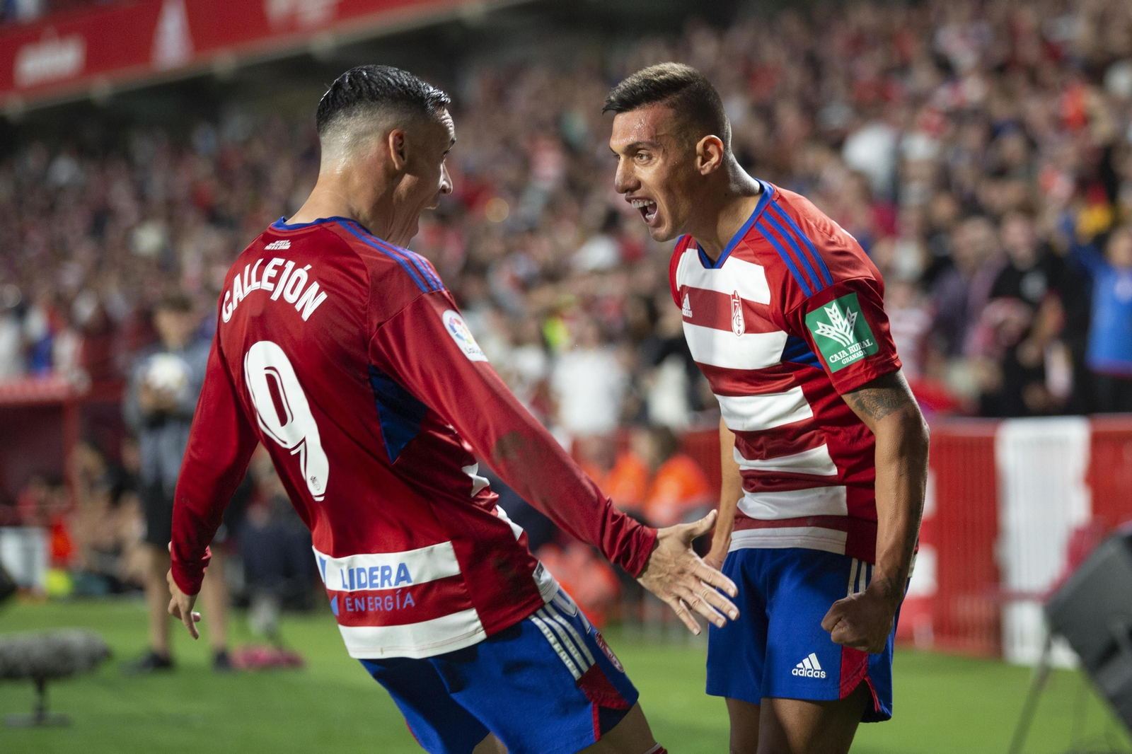 Callejón celebra con Uzuni el segundo tanto de los rojiblancos.
