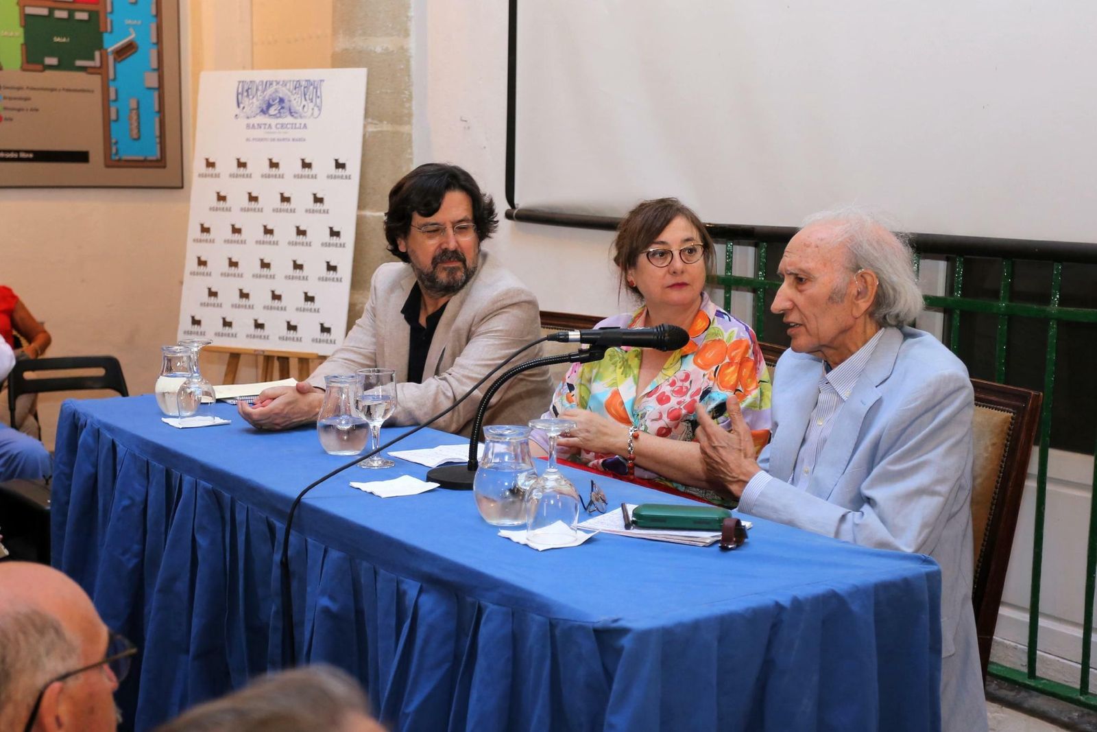 José Manuel Sevilla, Mari Carmen Cebrián y José Luis Alonso de Santos, durante la sesión de los Martes de la Academia.