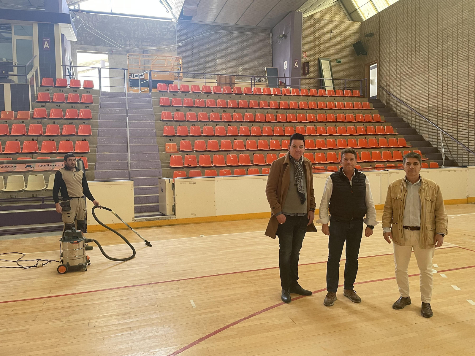 Visita del Concejal de Deporte, José María Álvarez, a las obras de La Salobreja.