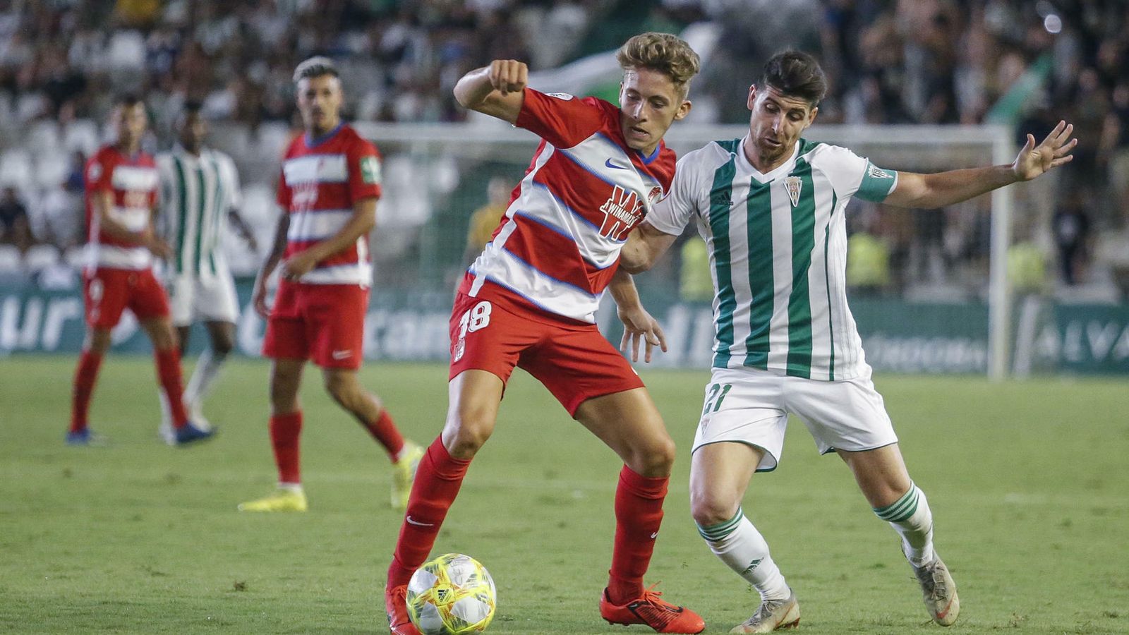 Isma Ruiz aguanta la presión de Javi Flores ante el Córdoba.