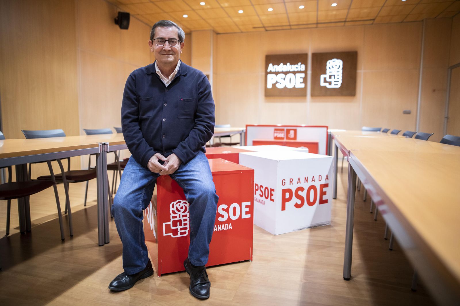 José Entrena posa para la entrevista con Granada Hoy en la sede del PSOE.