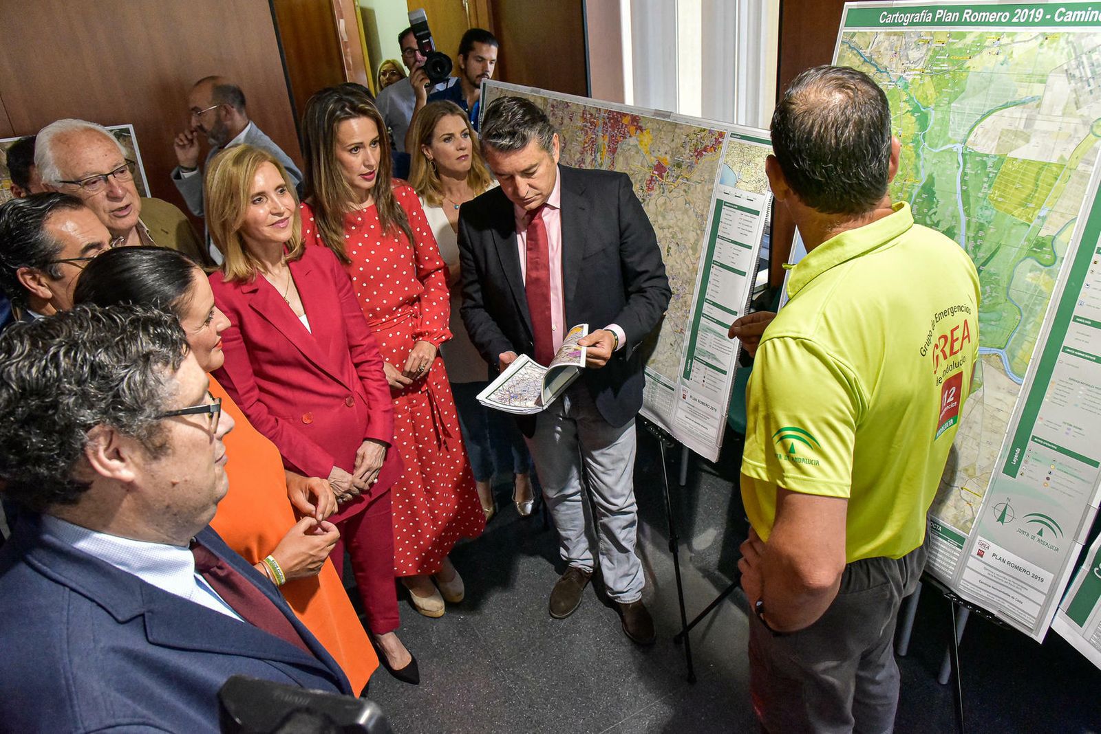 Los representantes institucionales de las Administraciones que intervienen en el Plan Romero atienden a las explicaciones de un miembro del GREA, ayer en Huelva.