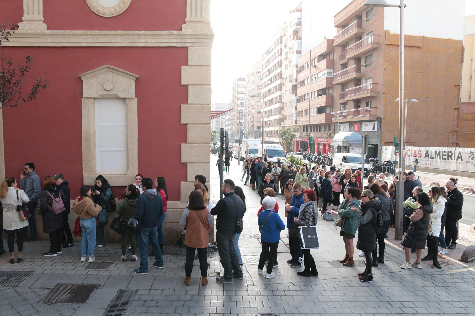 La cola para las entradas del acto de Bisbal como Hijo Predilecto de Almería