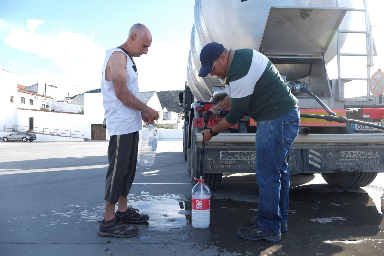 El reparto de agua potable en Espiel, en imágenes