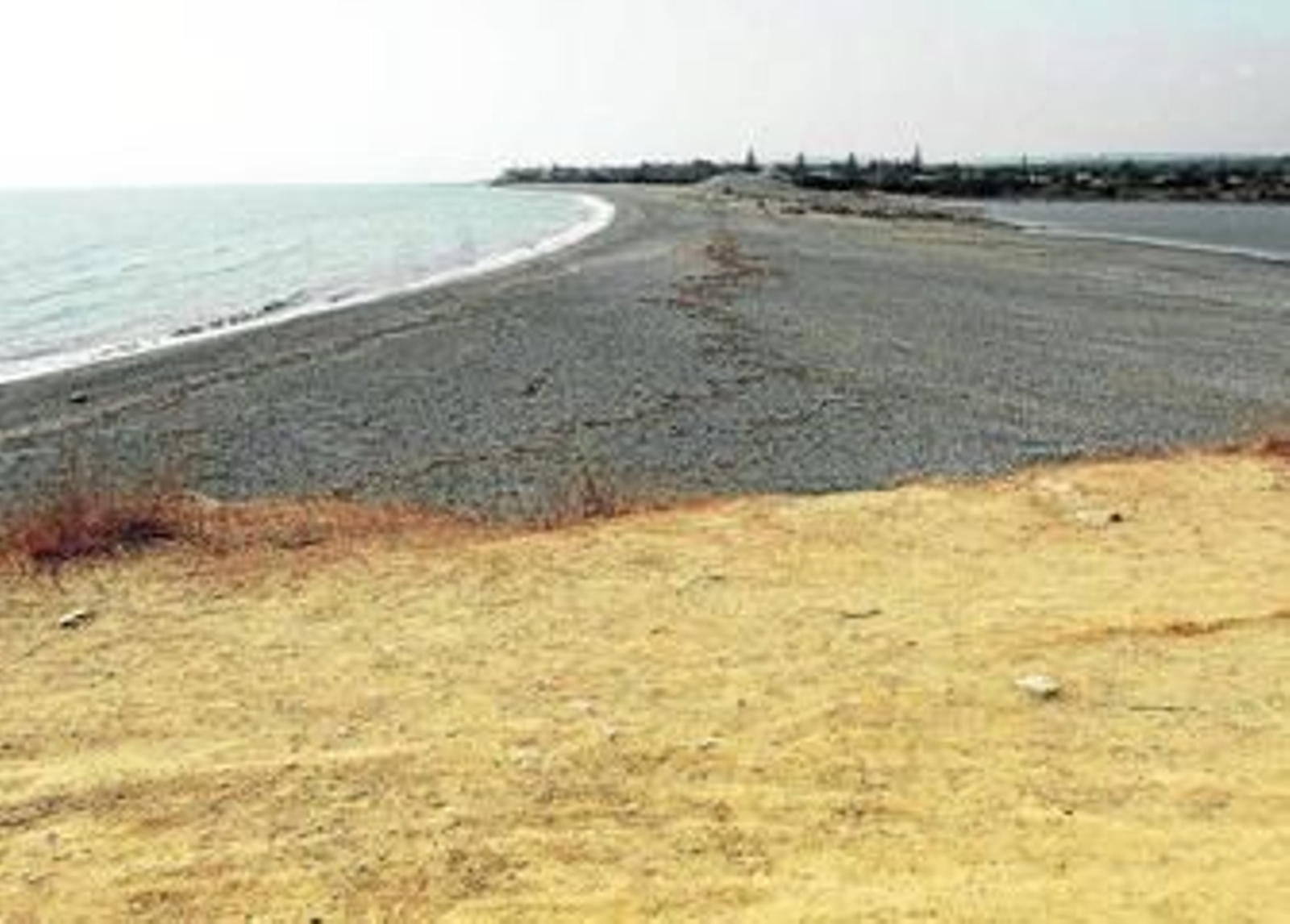 La barrera de arena, ayer en la desembocadura del río Guadiaro.