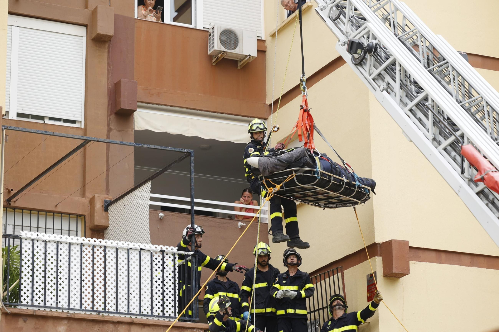 Momento en el que José María, el hombre que pesa más de 300 kilos, es sacado de su domicilio con la ayuda de los bomberos Momento en el que José María, el hombre que pesa más de 300 kilos, es sacado de su domicilio con la ayuda de los bomberos