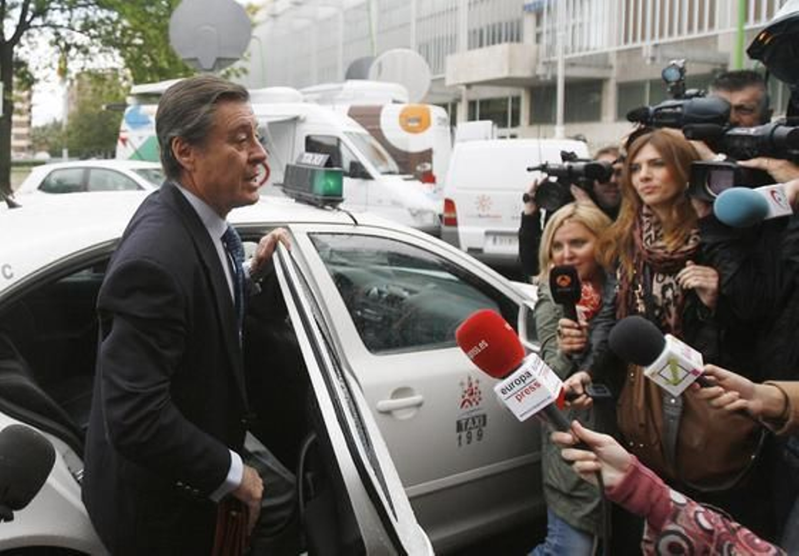 El abogado de José Bretón, Sánchez de Puerta, atiende a los medios en las inmediaciones del juzgado.