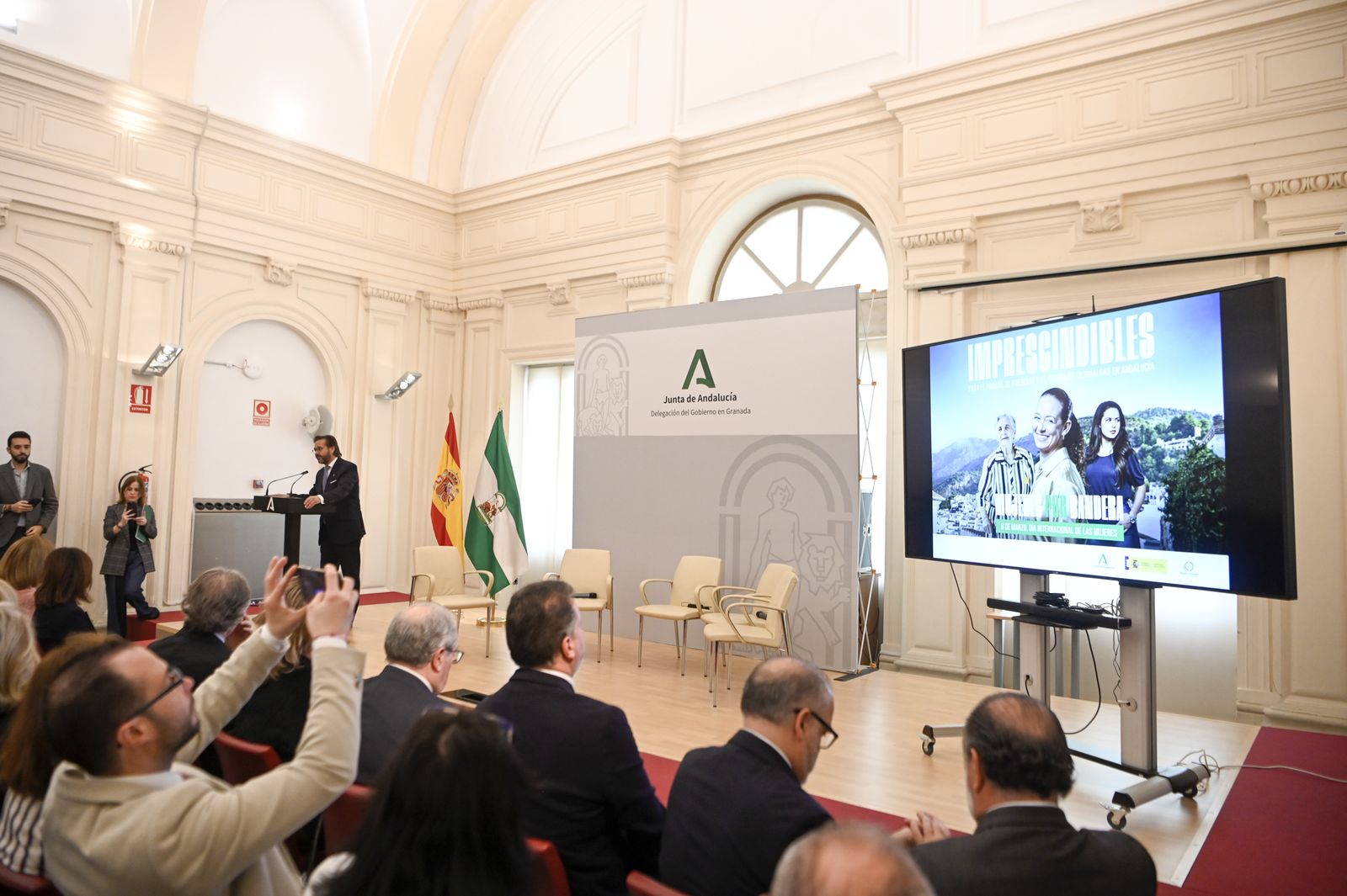 La Junta reconoce en Granada a las mujeres que "llevan muchos años abriéndose camino"