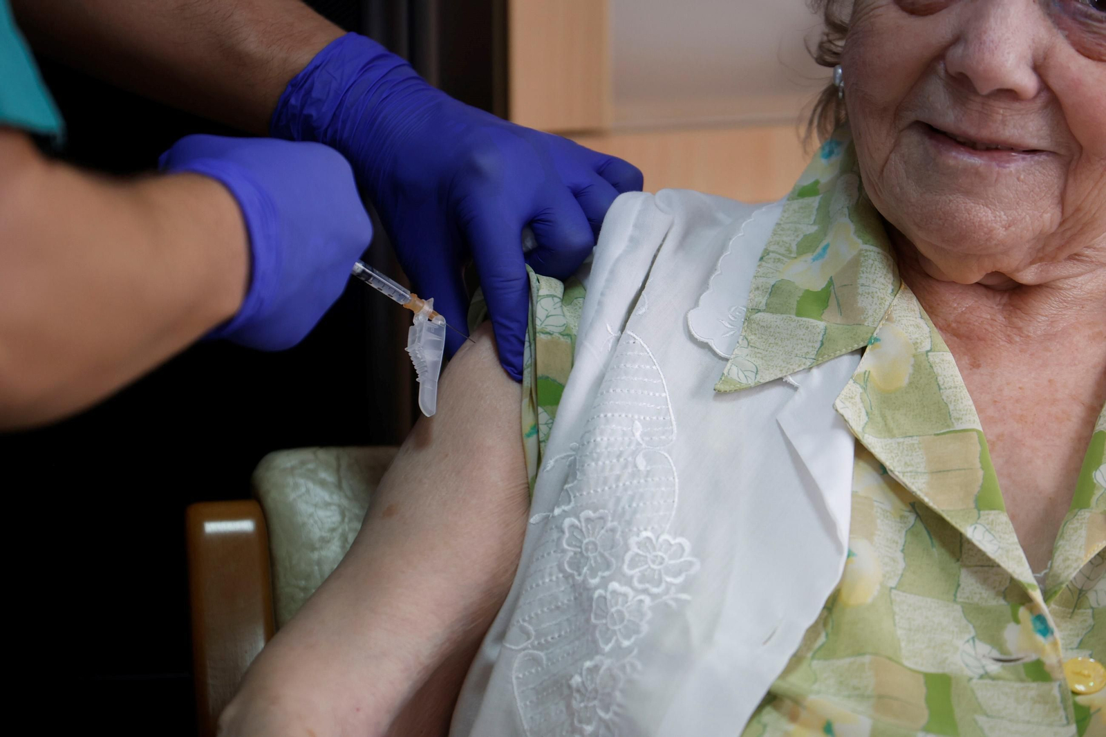 El inicio de la vacunación de la gripe y el Covid en las residencias de Córdoba, en fotos