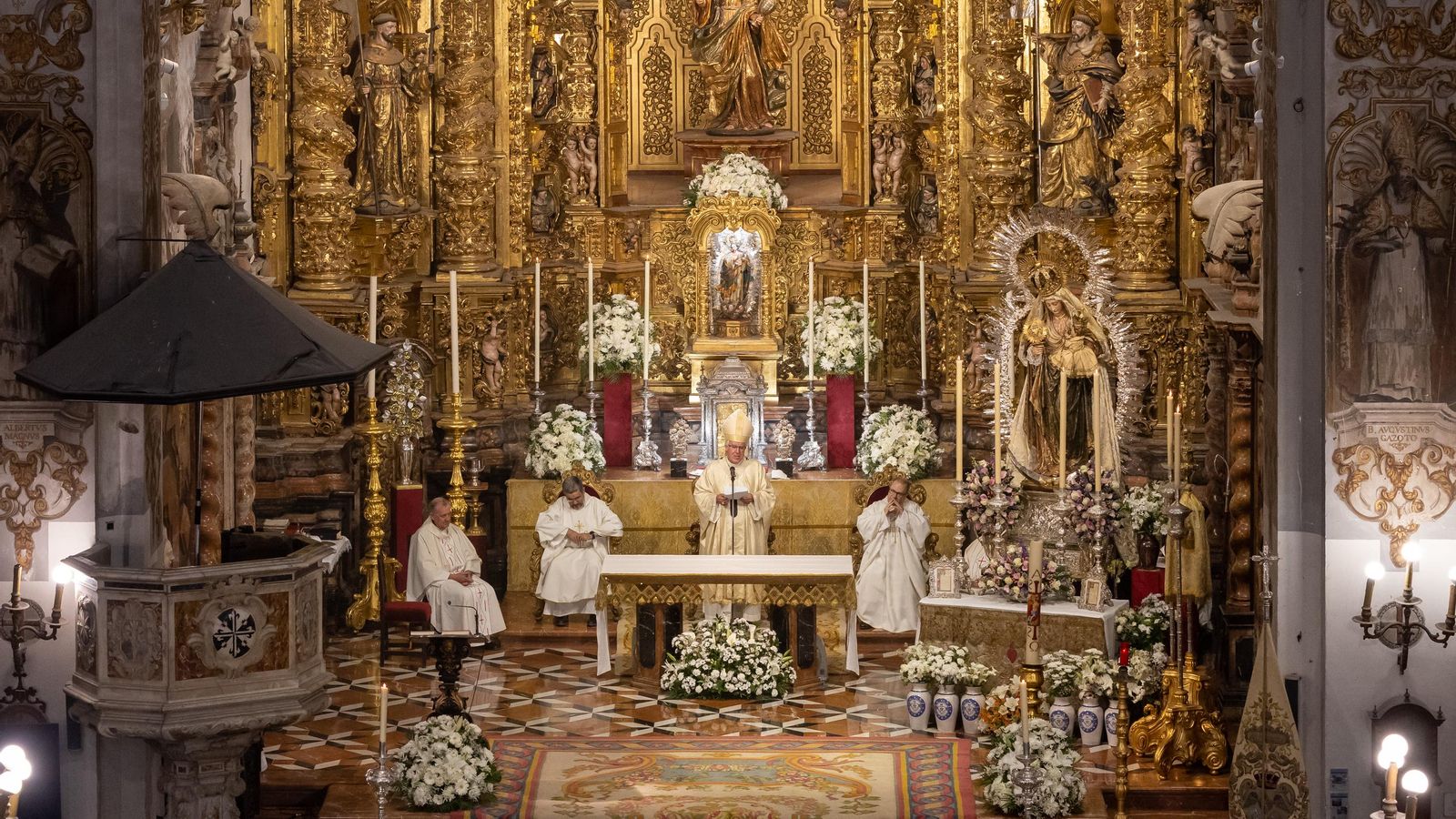 Un momento de la celebración desde el coro alto.