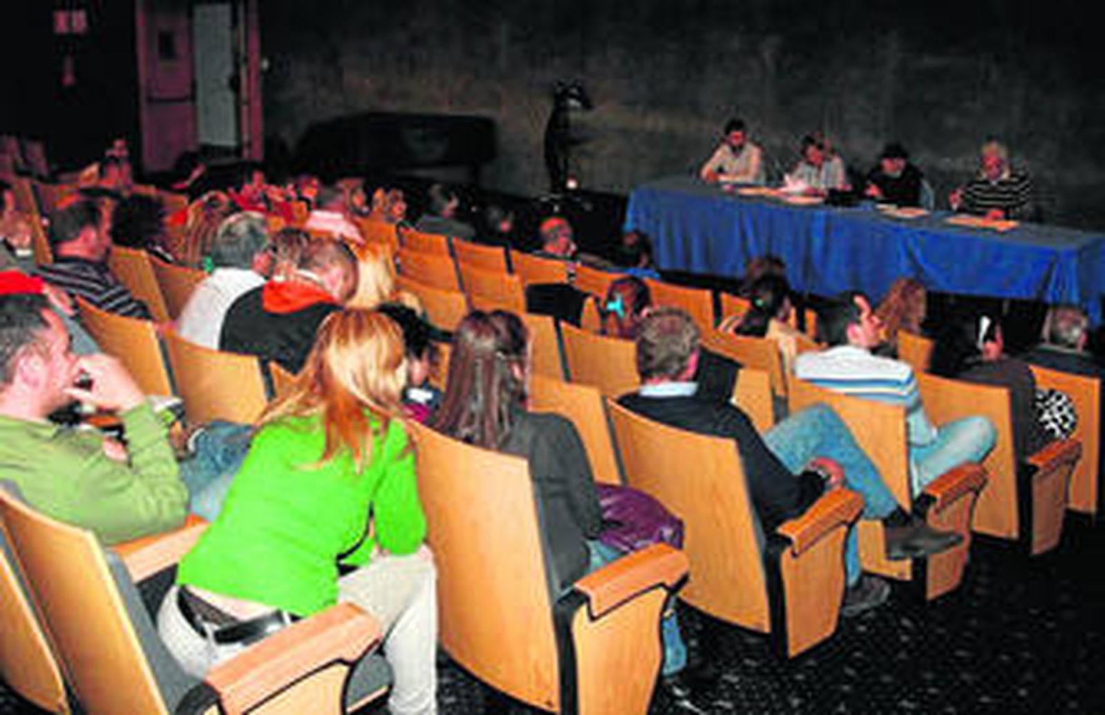 Trabajadores municipales incluidos en el ERE, en una de las asambleas que han celebrado.