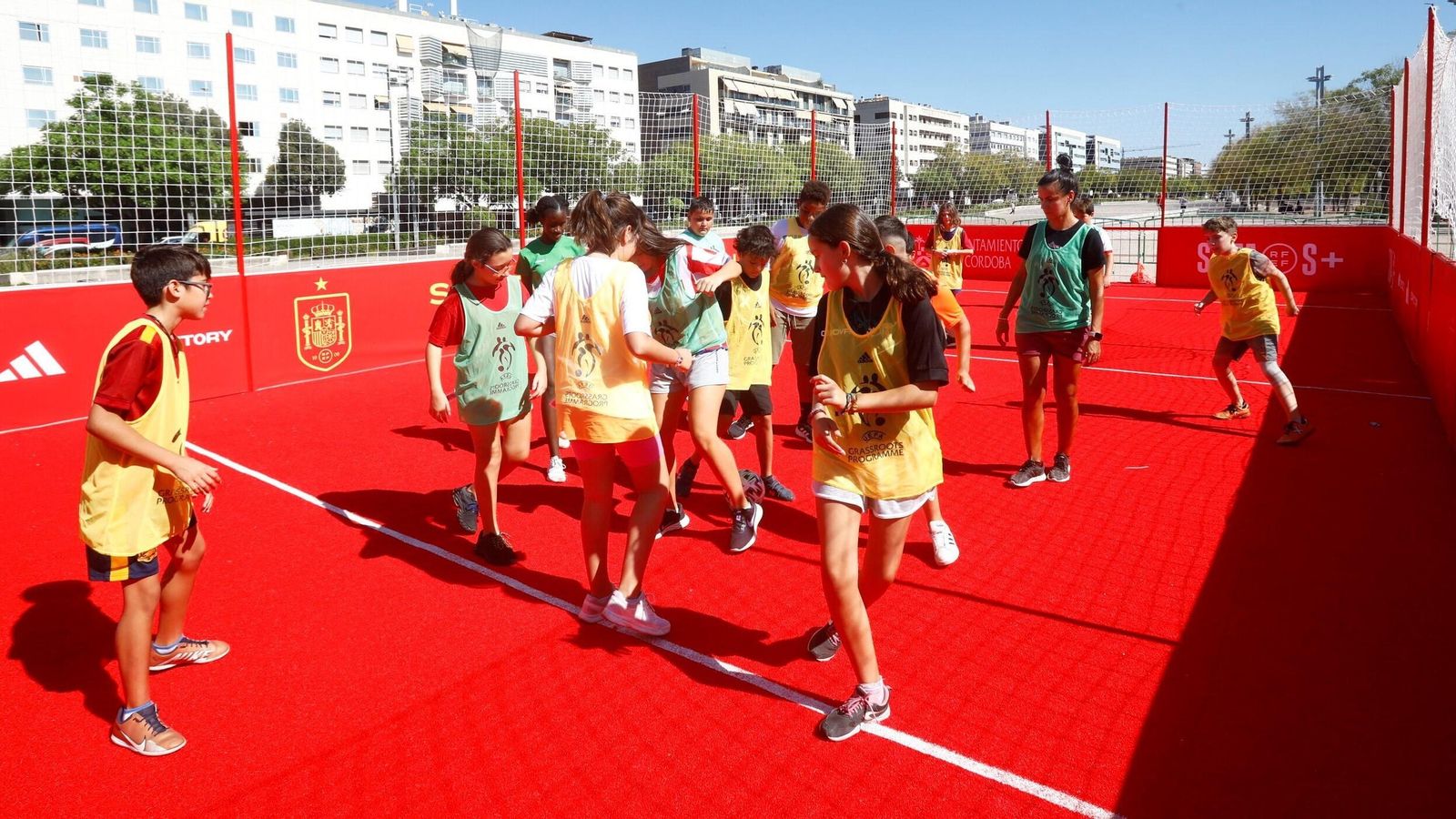 Un grupo de escoladores juega al fútbol en la 'Fan zone' de Córdoba.