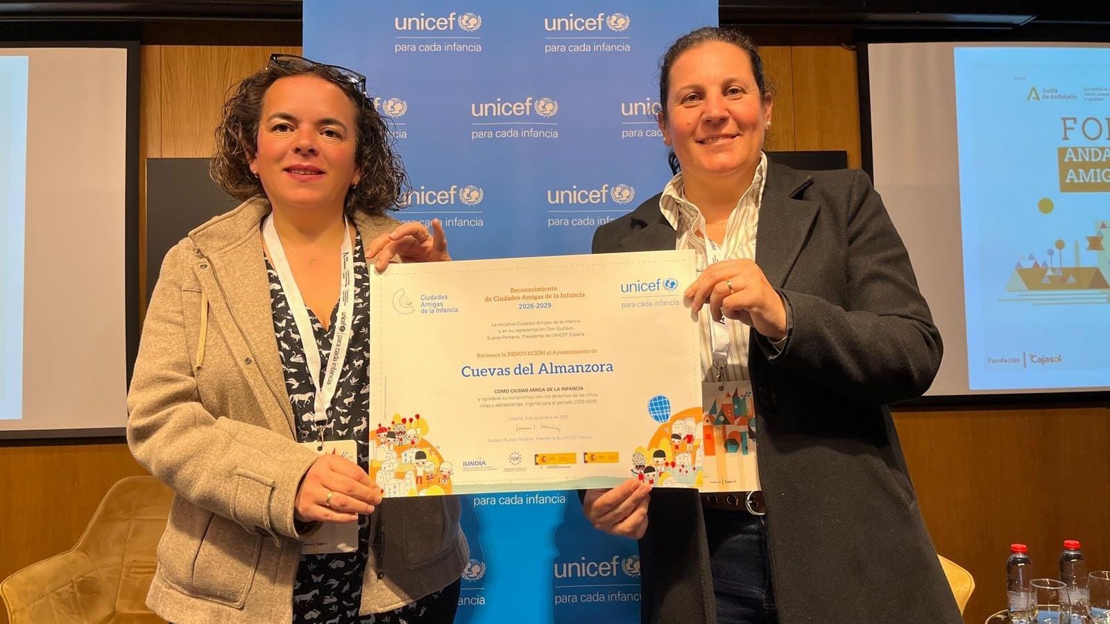 Responsables municipales de Cuevas con el título acreditativo.