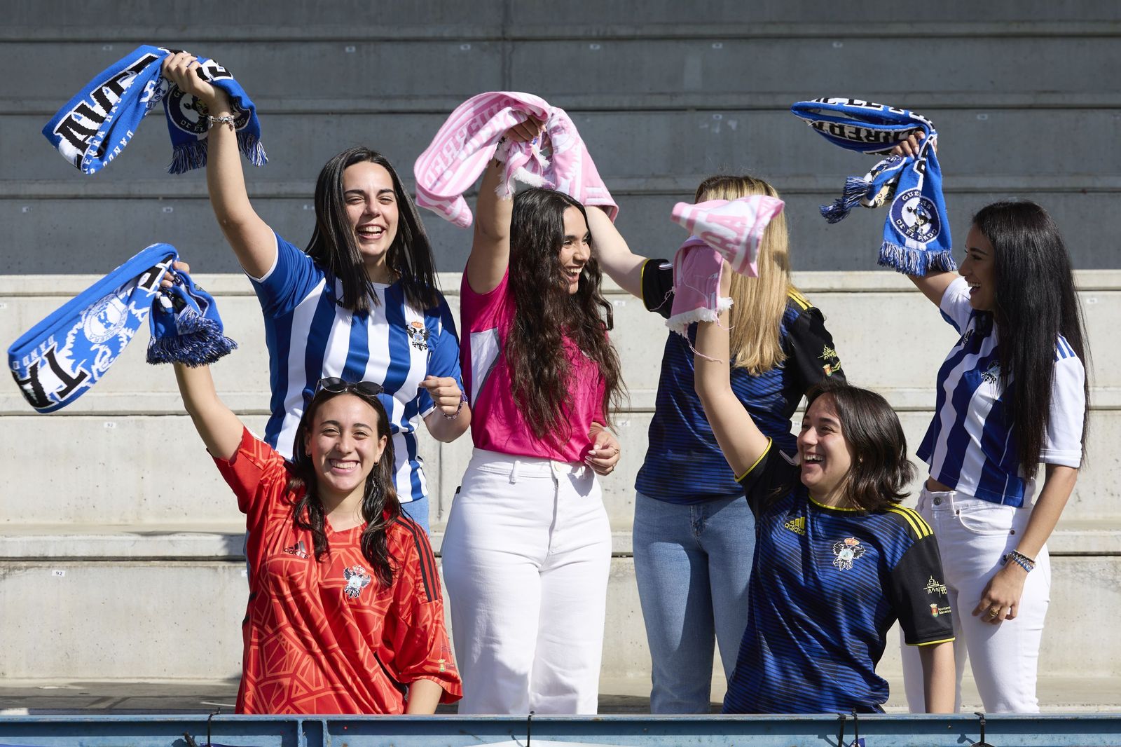 El fútbol femenino cuenta cada vez con más adeptos.