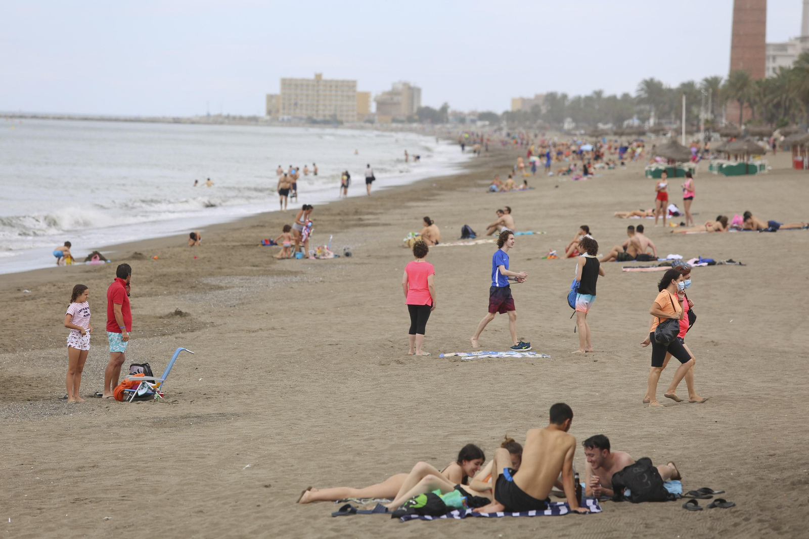 Fotos de la playa de La Misericordia, en Málaga, en el segundo día de calor de la desescalada