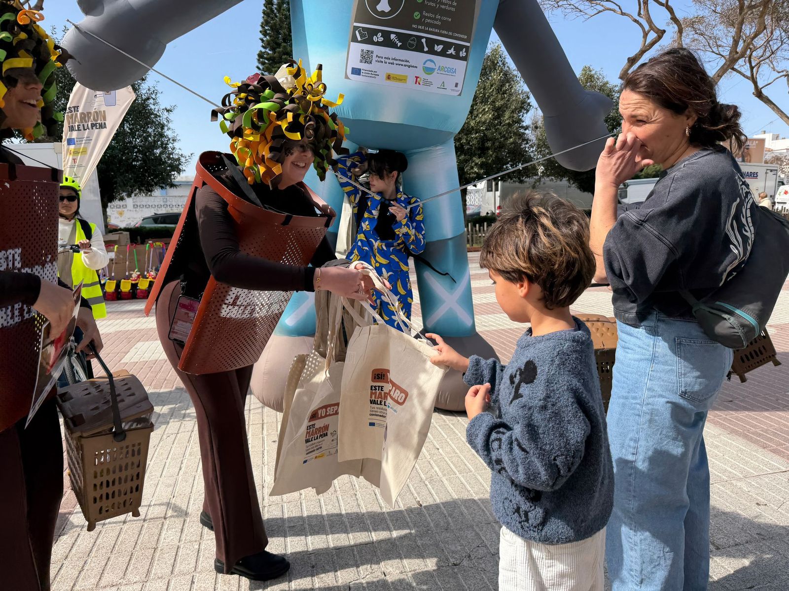 La campaña de la Mancomunidad y Arcgisa para el uso del contenedor marrón llega a Tarifa