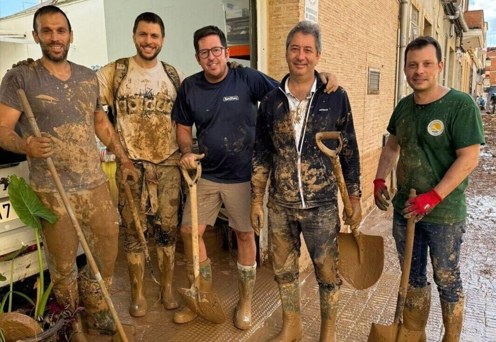 El matador de toros Vicente Barrera colaborando a retirar el barro en Catarroja.