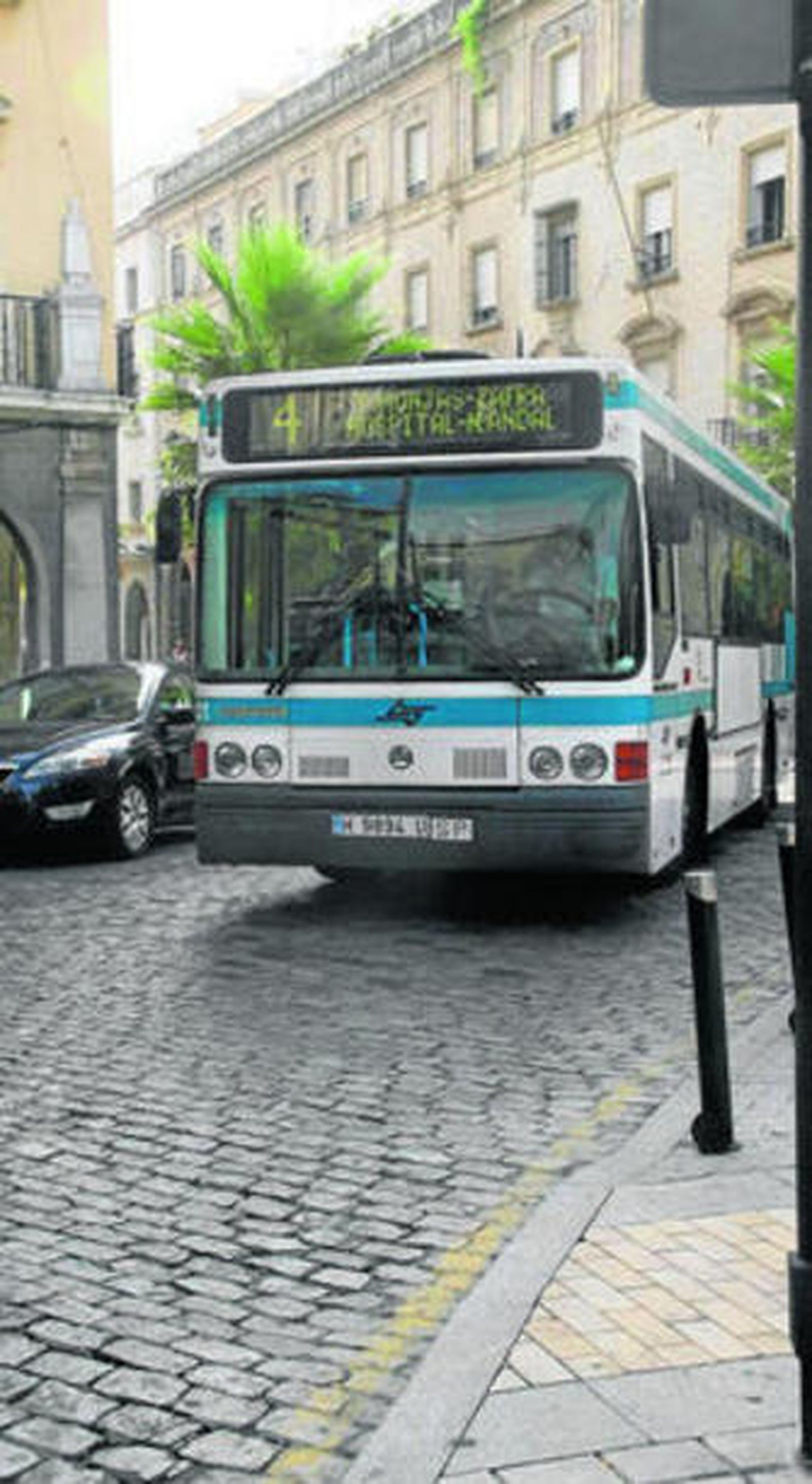 Un autobús pasa por la plaza de Las Monjas.