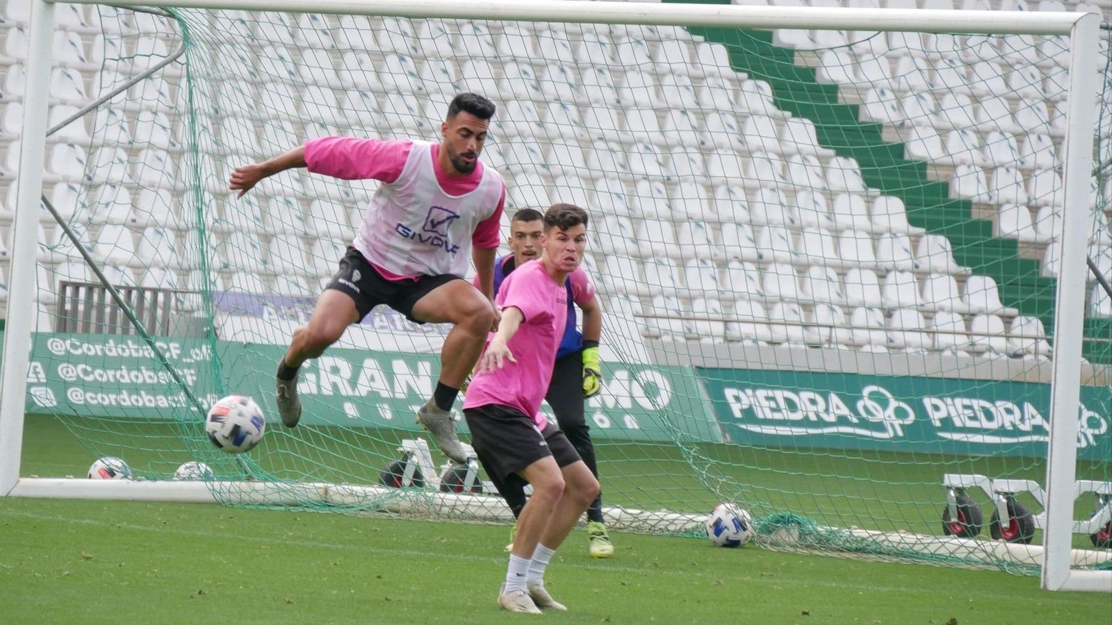 Moyano y Luismi pugnan por el balón ante la presencia de Edu Frías.