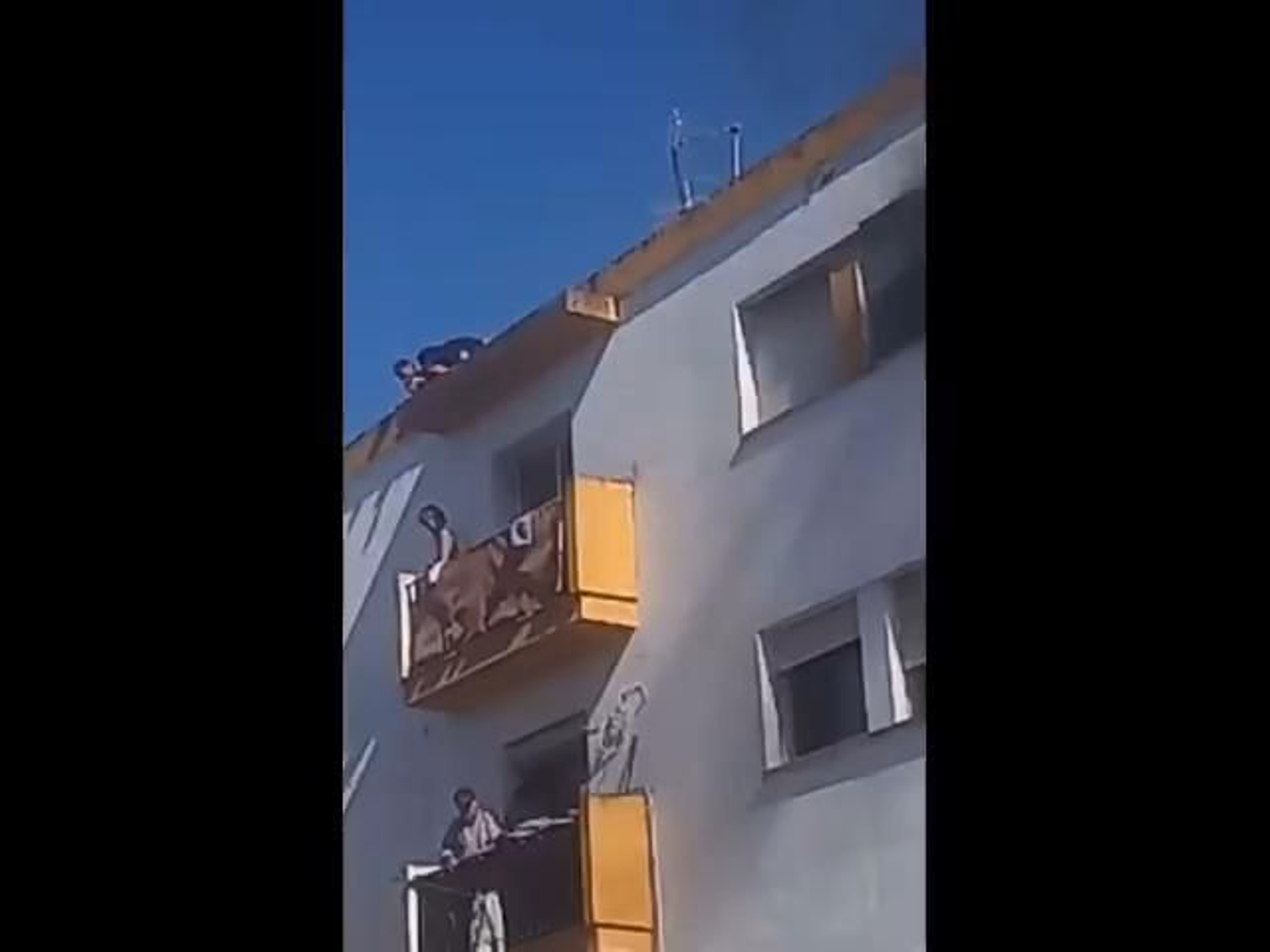Susto en un bloque de viviendas de Lepe por un incendio en un ciclomotor en el portal