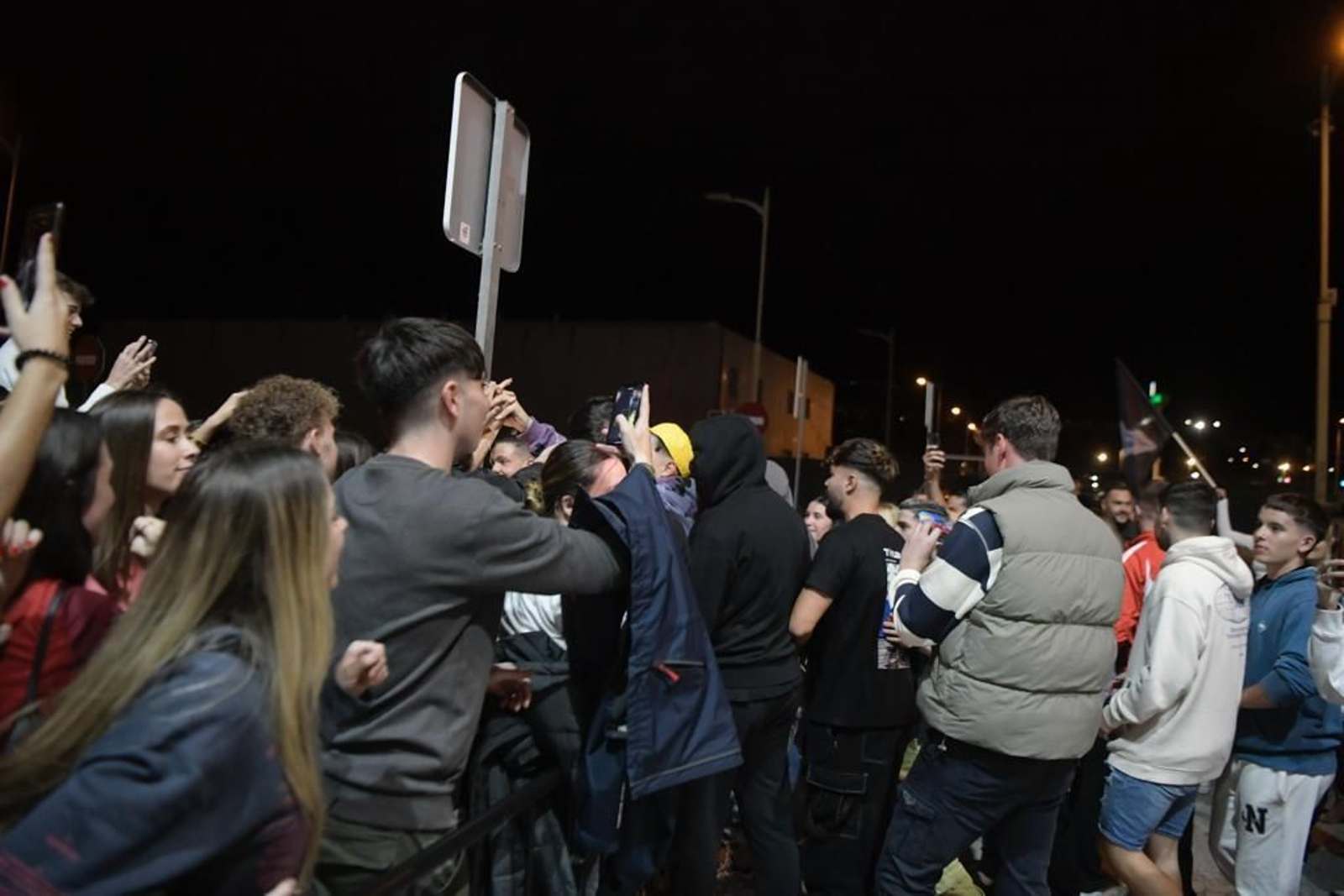 Hamburguesas, bebidas y coches de carreras: Saiko calienta el ambiente antes del concierto en Granada