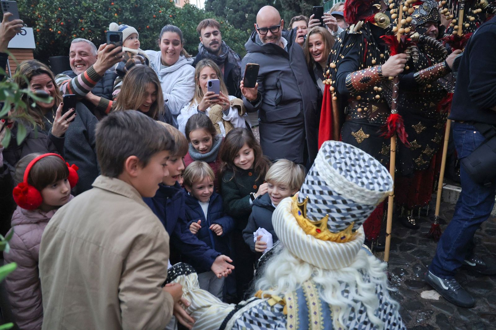 Los Reyes Magos llenan Málaga de ilusión tras la lluvia