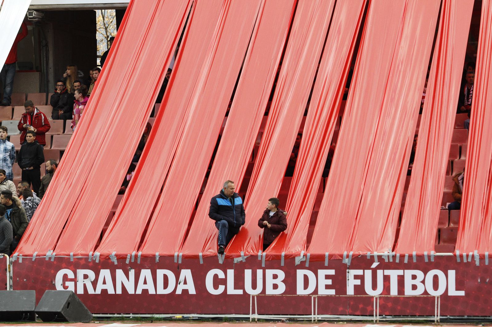 Imagen de una grada de Los Cármenes antes del comienzo de un partido del Granada.