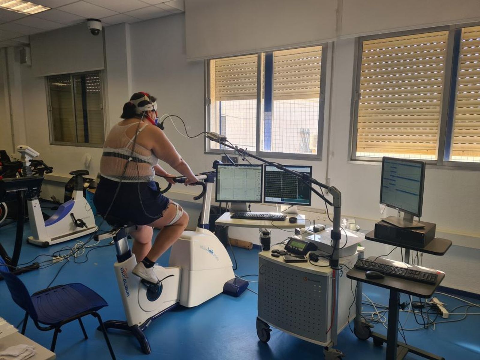 Una mujer realiza un ejercicio durante las pruebas que se llevan a cabo en el Campus de la Universidad de Cádiz en Puerto Real.