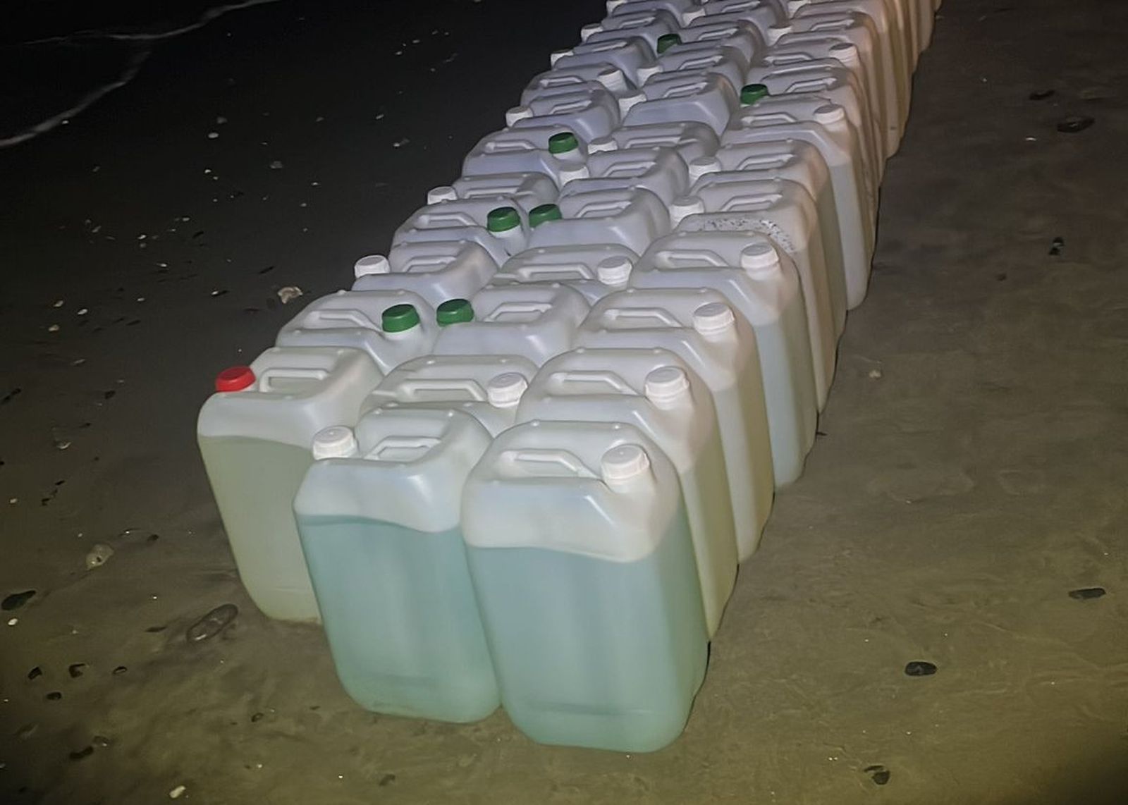 Parte de las garrafas localizadas en Mojácar.