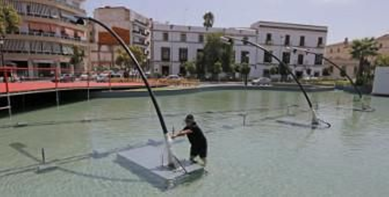 Un operario termina de montar ayer por la mañana unas venencias dispuestas en la fuente de la plaza del Mamelón/Miguel Ángel Gonzalez