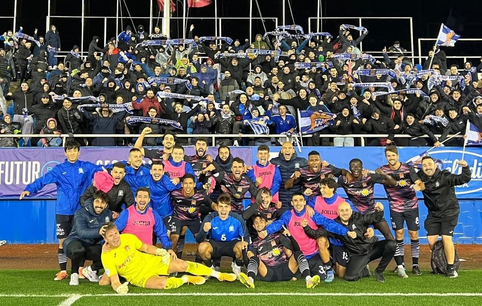 La escuadra murciana celebra con su afición el reciente triunfo en el derbi en el feudo del Lorca Deportiva.