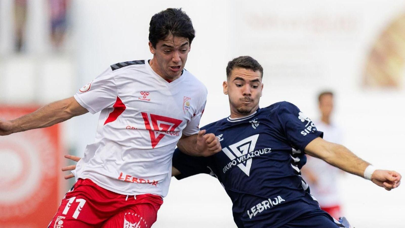 El jugador del Unión Malacitano, a la derecha, con la camiseta visitante del Antoniano.