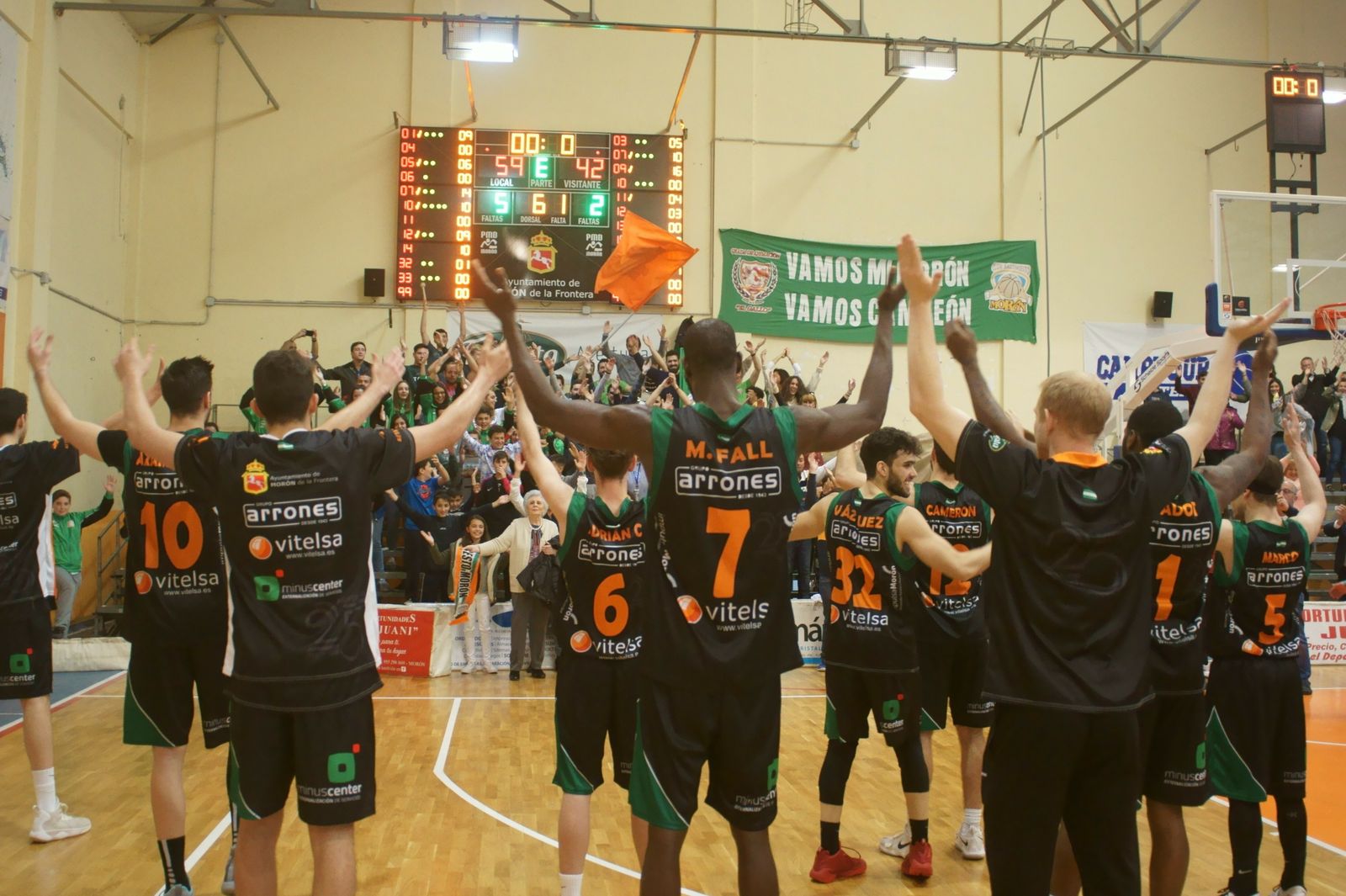 Los jugadores del Morón festejan el triunfo ante sus seguidores.