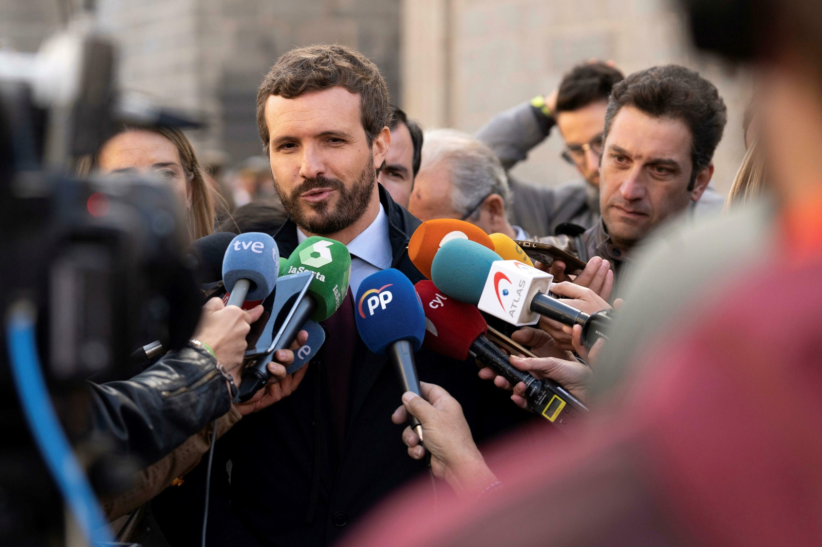 Pablo Casado, mientras atiende a la prensa. Pablo Casado, mientras atiende a la prensa.