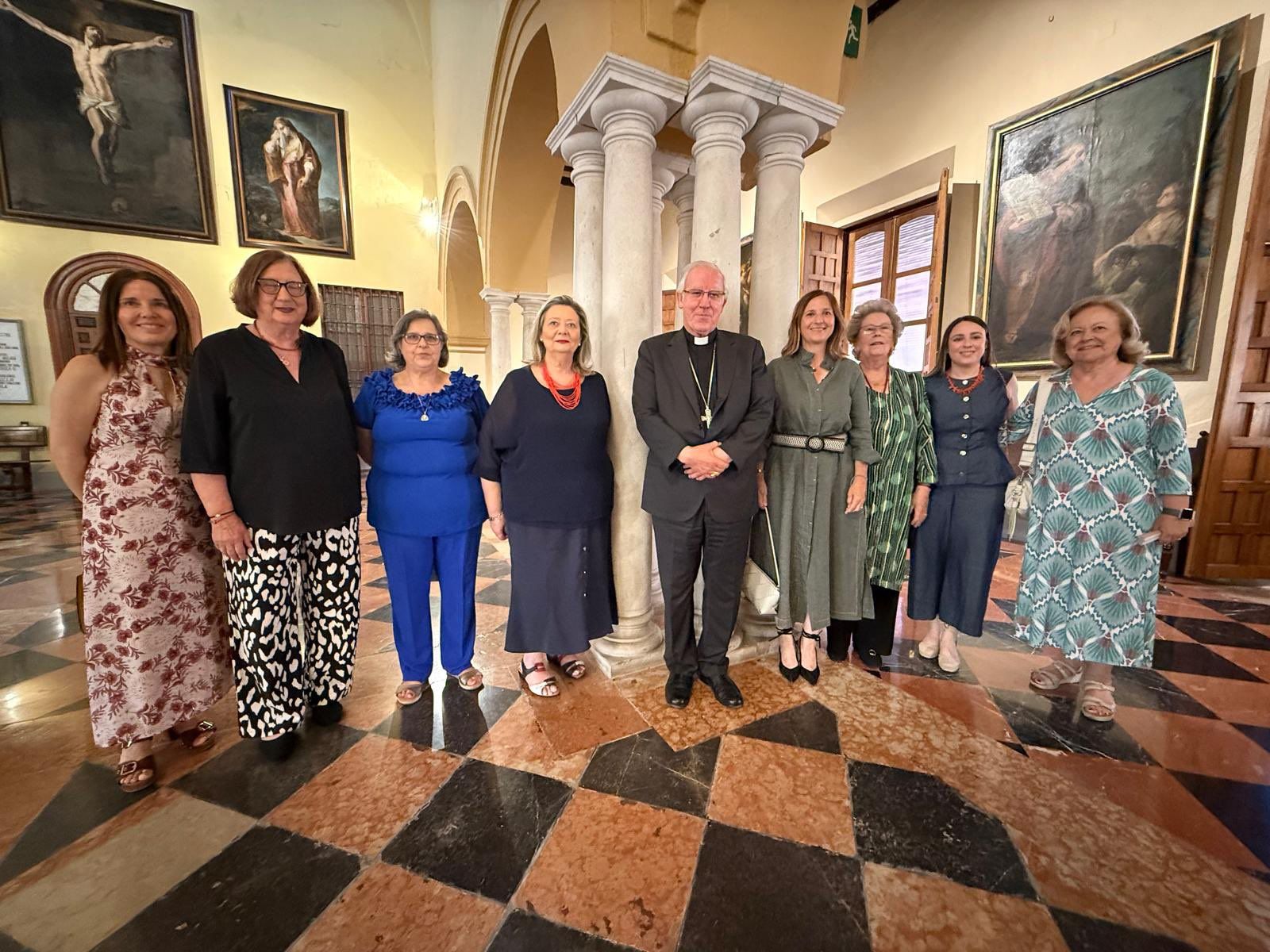 El arzobispo, junto a las hermanas mayores de las cofradías de gloria de Sevilla