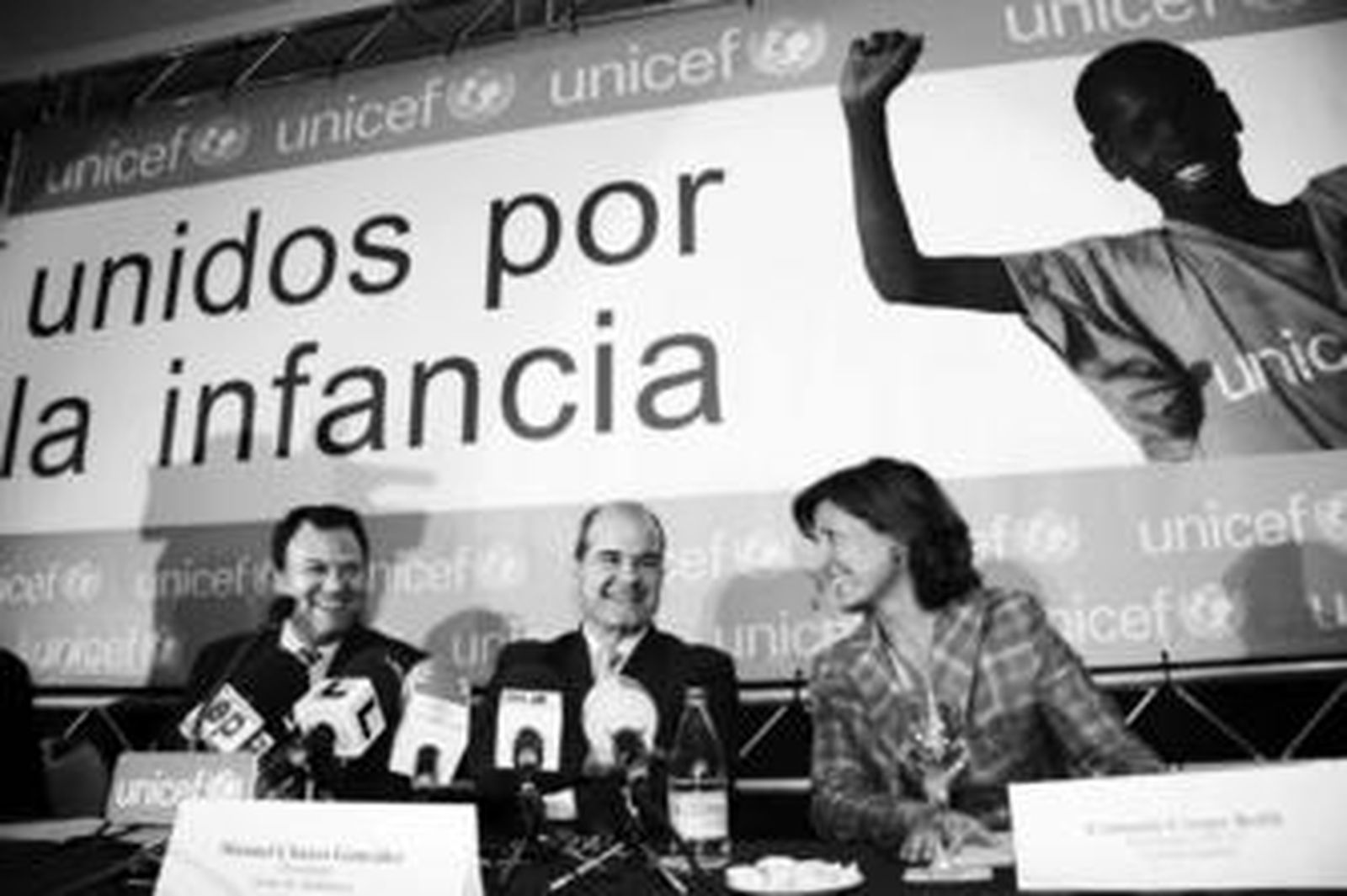 El alcalde de Sevilla, el presidente de la Junta de Andalucía y la presidenta de Unicef-España, ayer.
