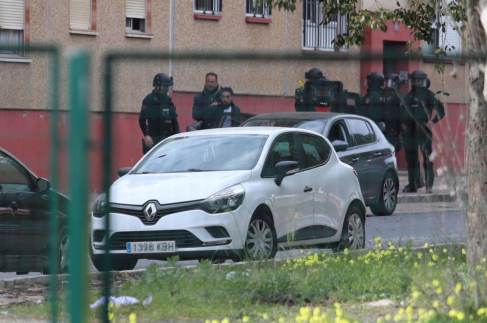 Imágenes del atrincherado que amenazaba con hacer estallar una bombona en el Torrejón, Huelva