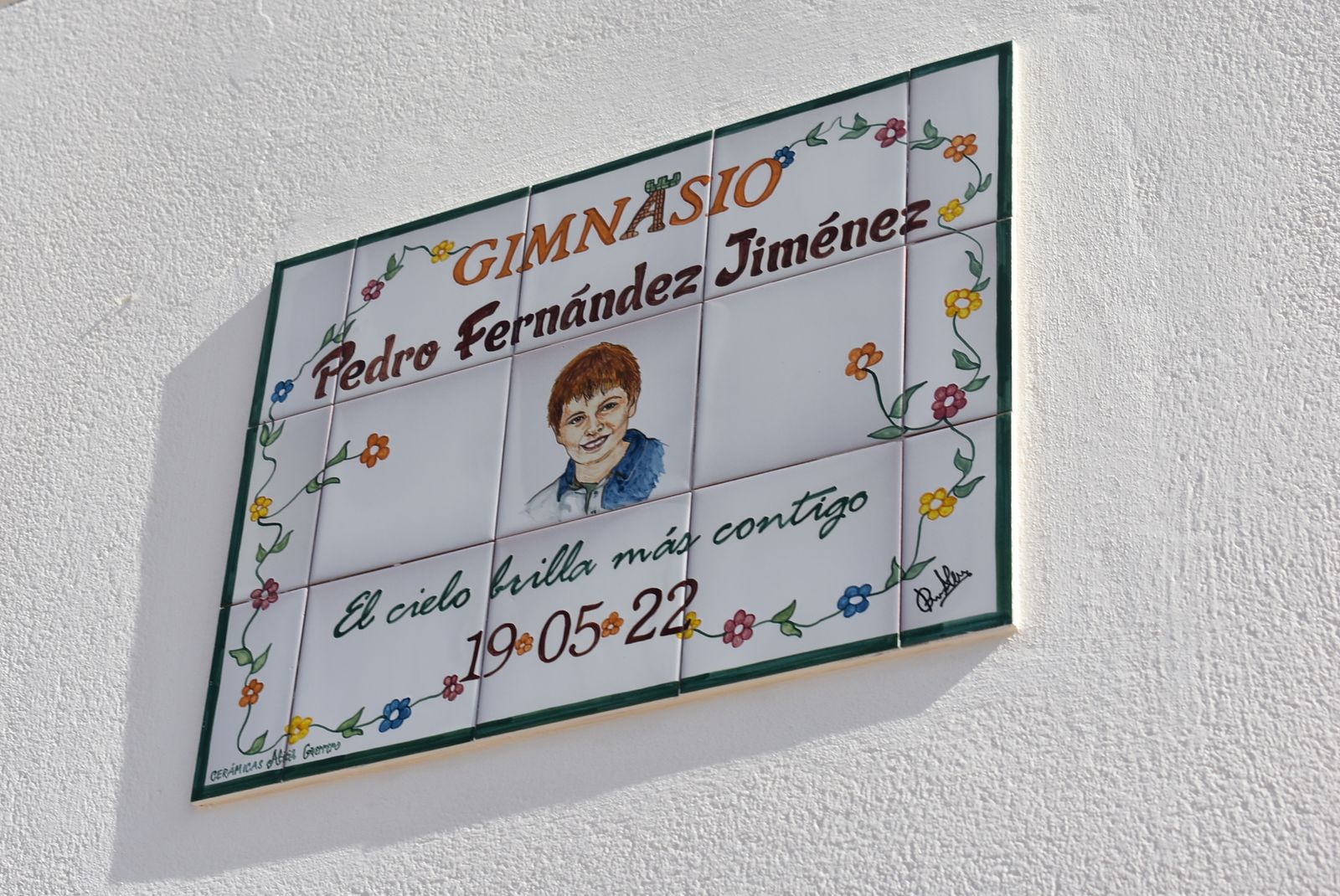 Placa que recuerda al alumno fallecido.