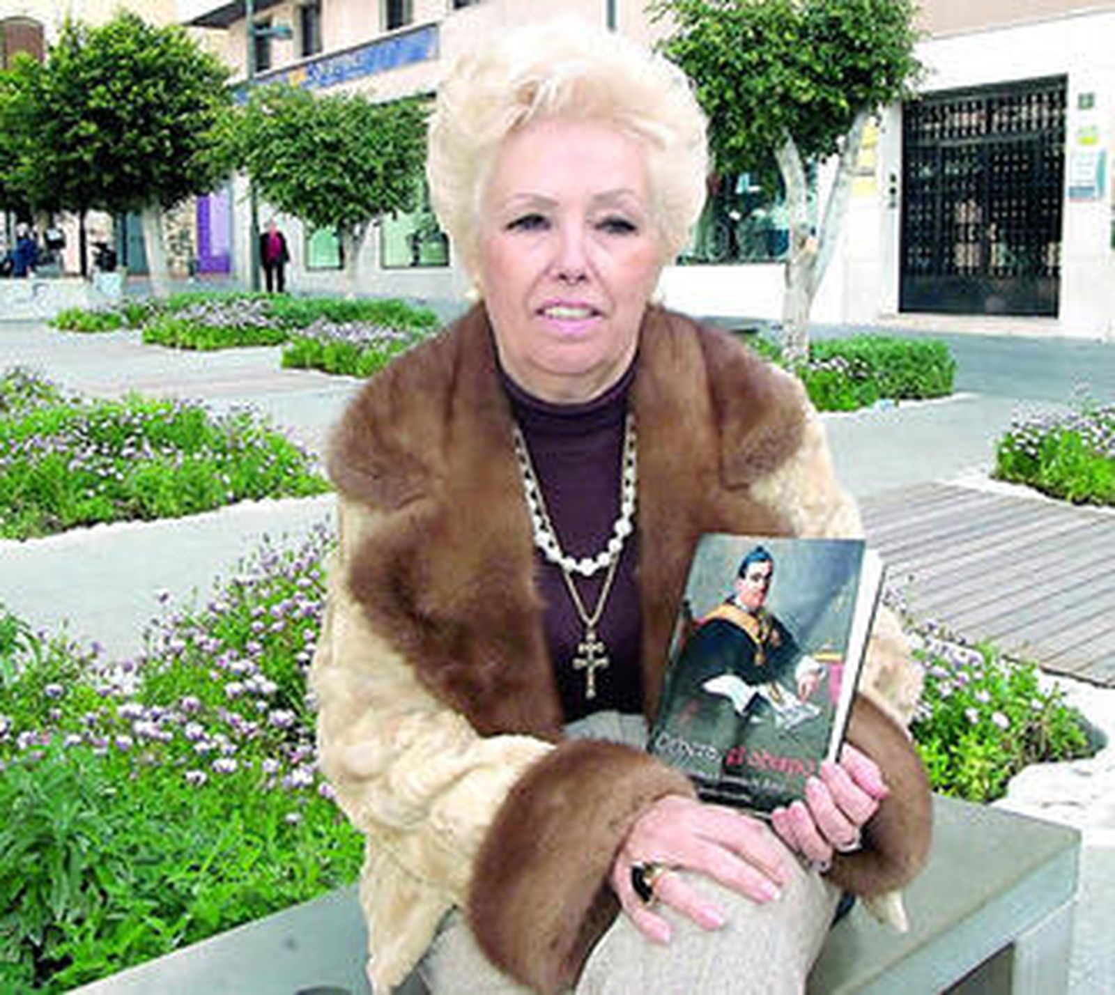 Manuela González presenta en el Apolo su libro con la vida del Obispo Orberá