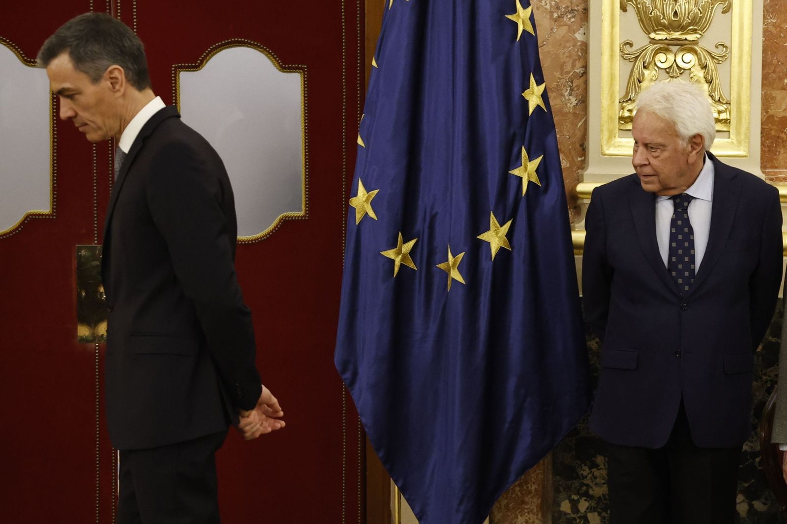 El presidente del Gobierno, Pedro Sánchez, y el ex presidente Felipe González durante el acto institucional que conmemora la Constitución de 1978.