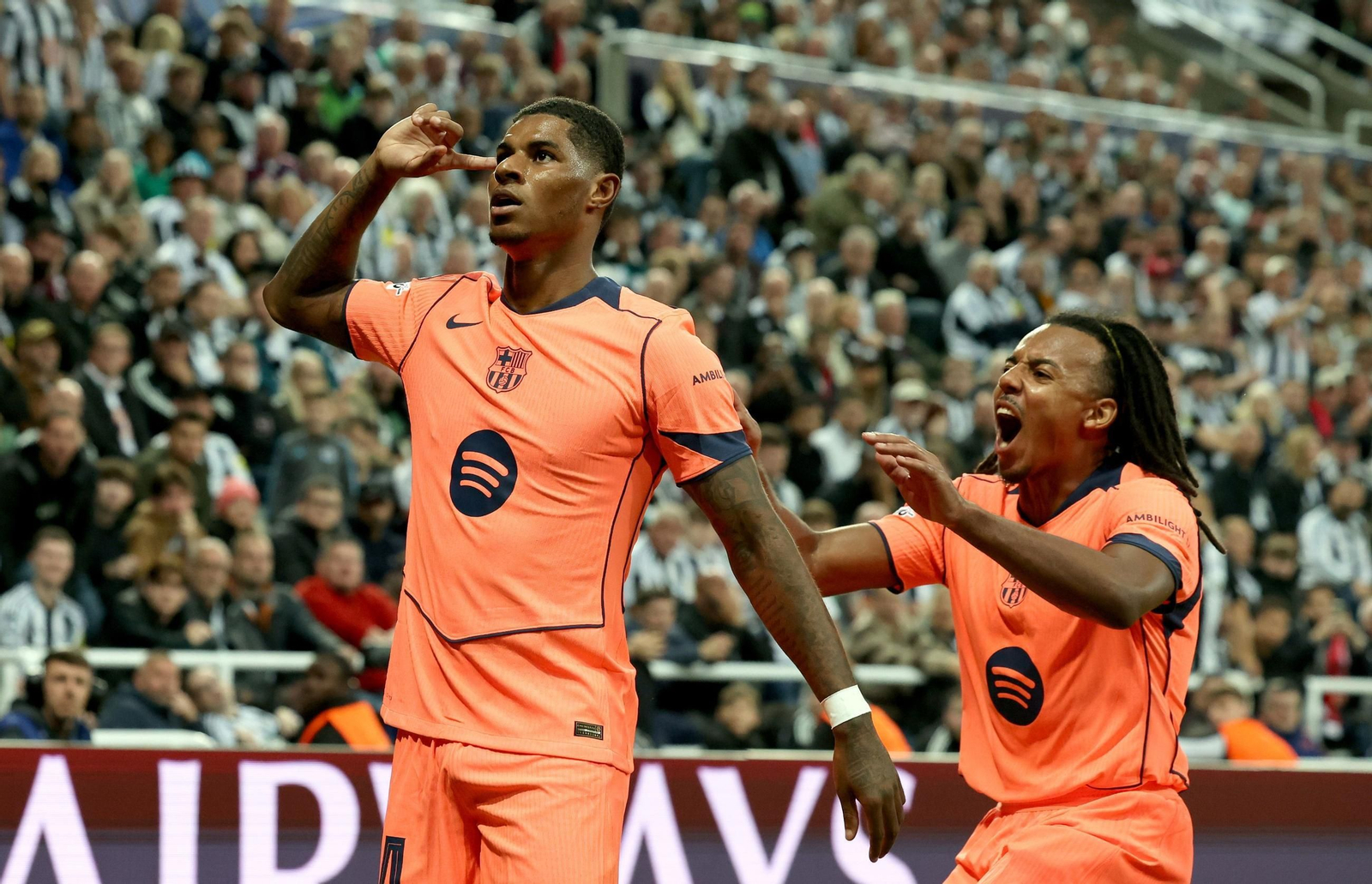 Rashford celebra un gol con Koundé en el Newcastle United-Barcelona.