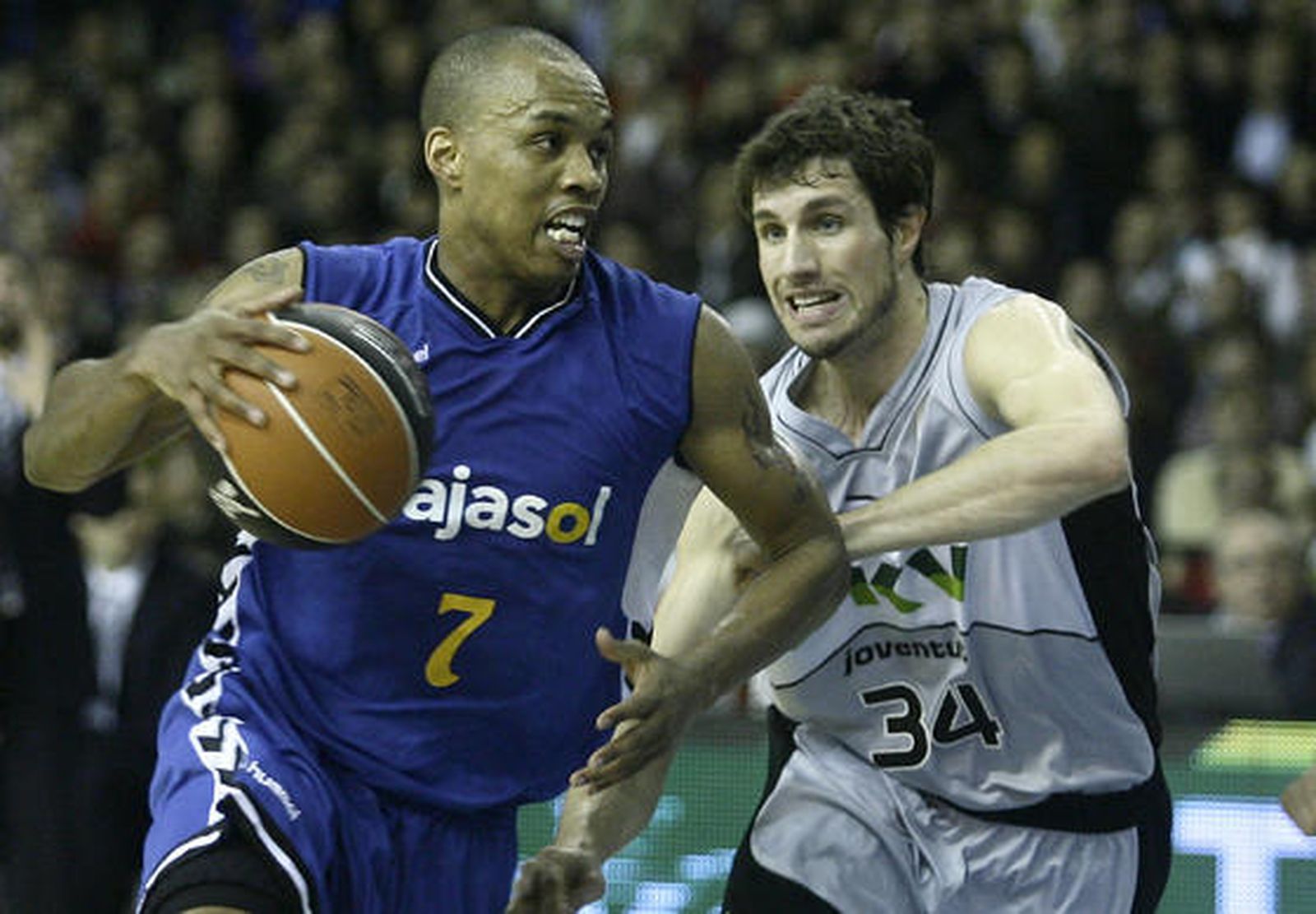 El Cajasol vence al Juventut en San Pablo y lo supera en la clasificaión. / Antonio Pizarro