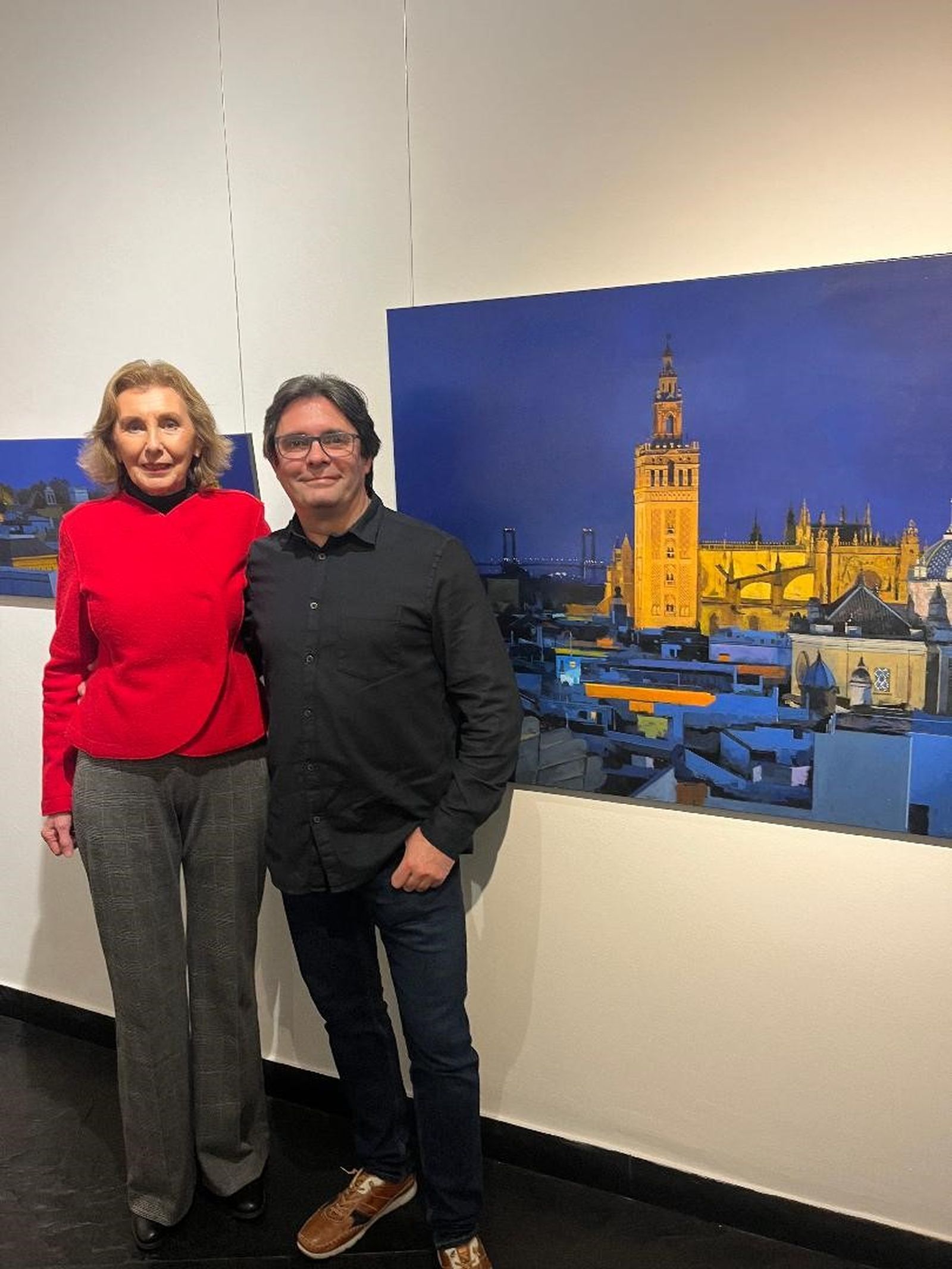 La galerista Magdalena Haurie con el pintor Cecilio Chaves, en la Galería de Arte Guzmán el Bueno 13, en Sevilla.