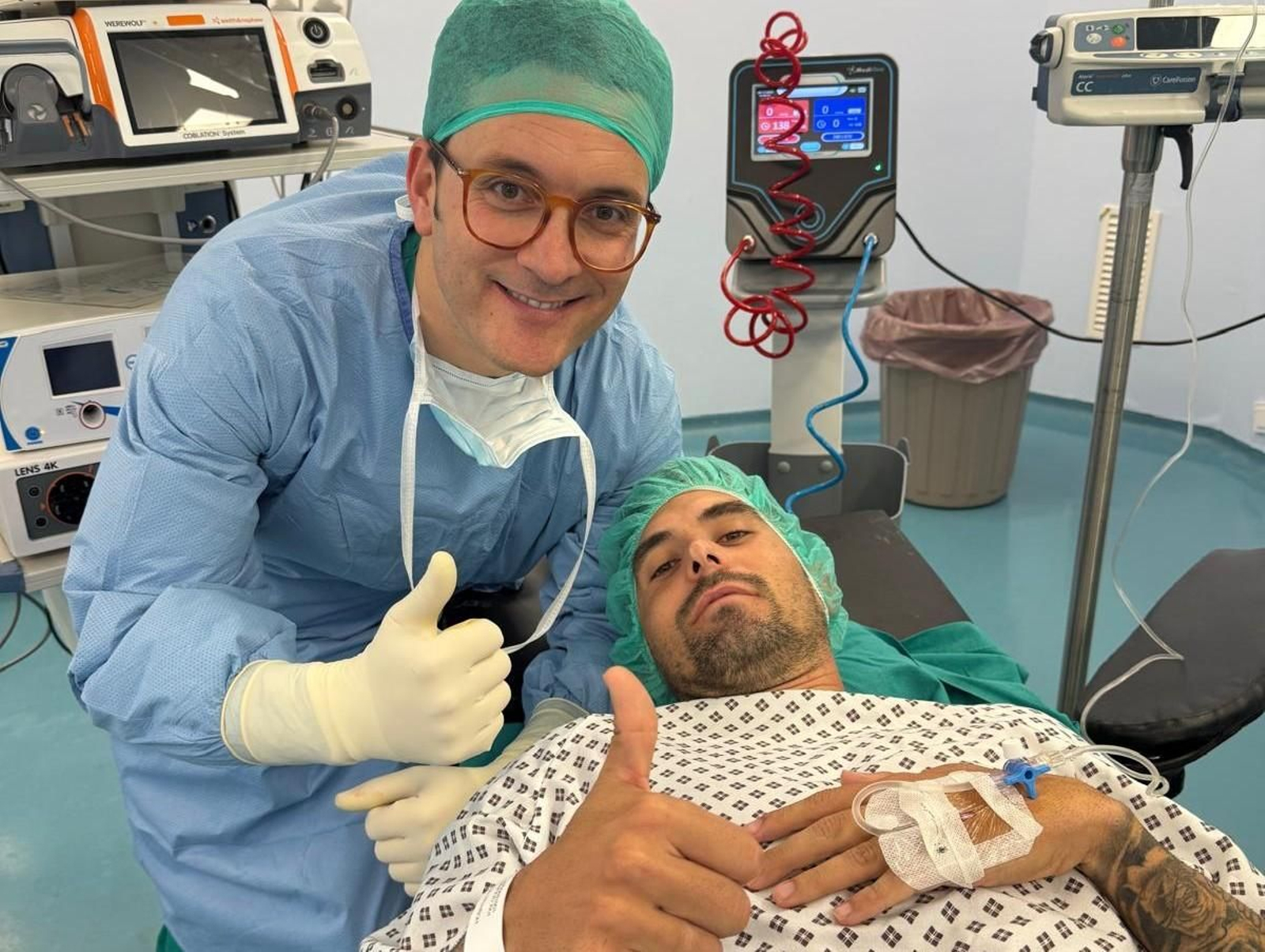 Adri Paz en el quirófano, junto al doctor José Luis Martín Alguacil.