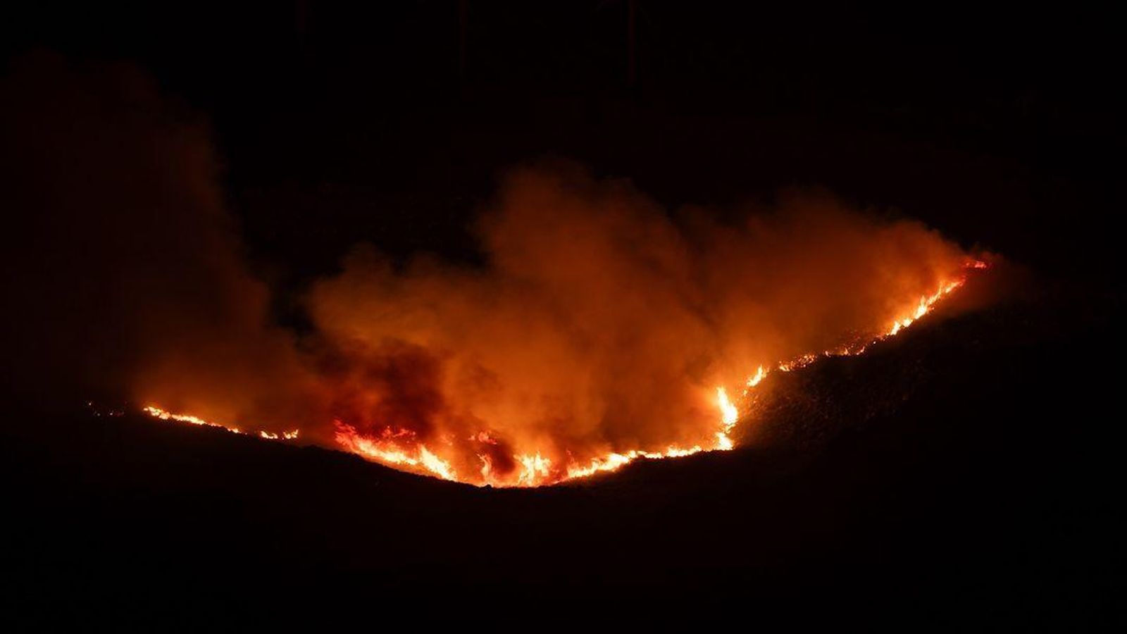 Frentes activos en el monte La Peña durante la madrugada de este martes. Frentes activos en el monte La Peña durante la madrugada de este martes.