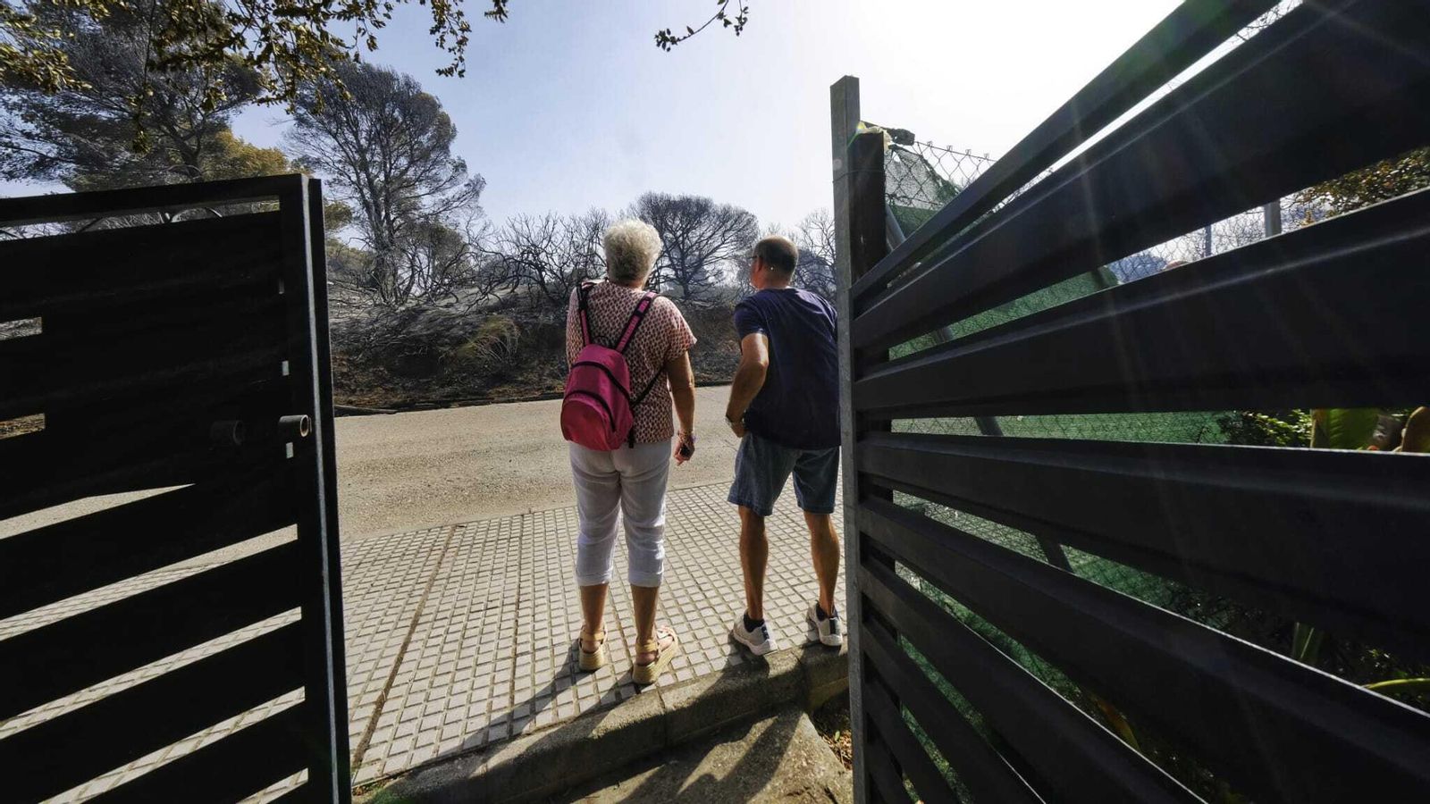 Desde el interior de Villa Mari se ve la cercanía de los rastros del incendio.